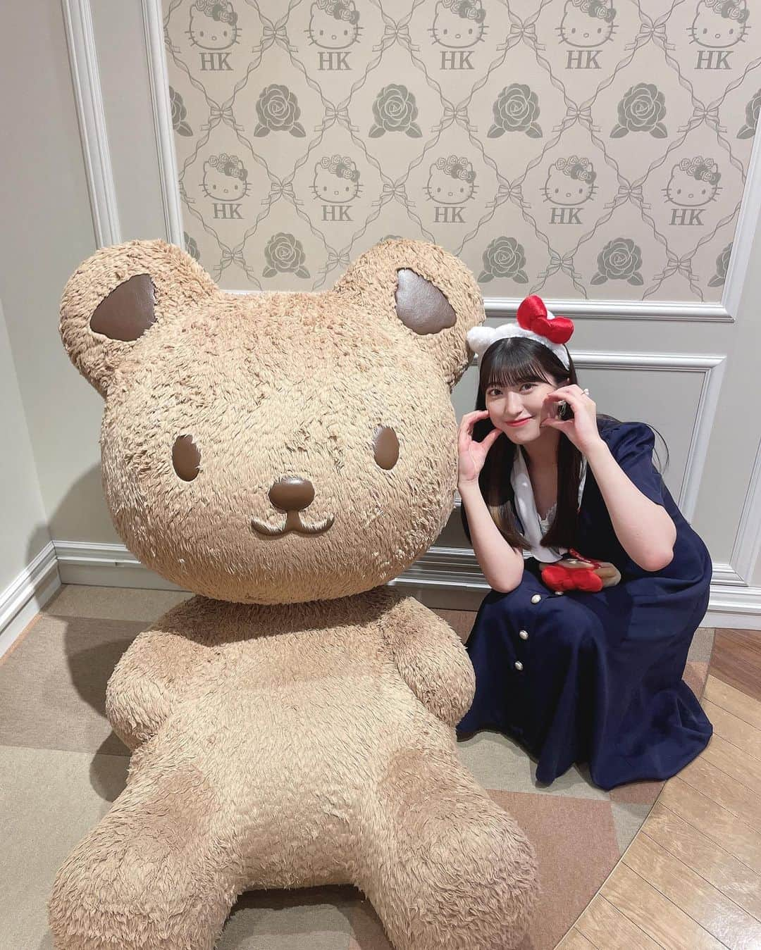 羽賀朱音のインスタグラム：「#サンリオピューロランド ⁡ まるねぇと一緒に行ってきました🎀🫶🏻 ⁡ 可愛い世界観で めちゃめちゃ幸せだった〜〜〜 ⁡ いっぱい写真撮ったので、また載せます📸 ⁡ #morningmusume23 #モーニング娘  #小片リサ ちゃん #羽賀朱音 #まるねちん #サンリオ #ピューロランド #キティちゃん」