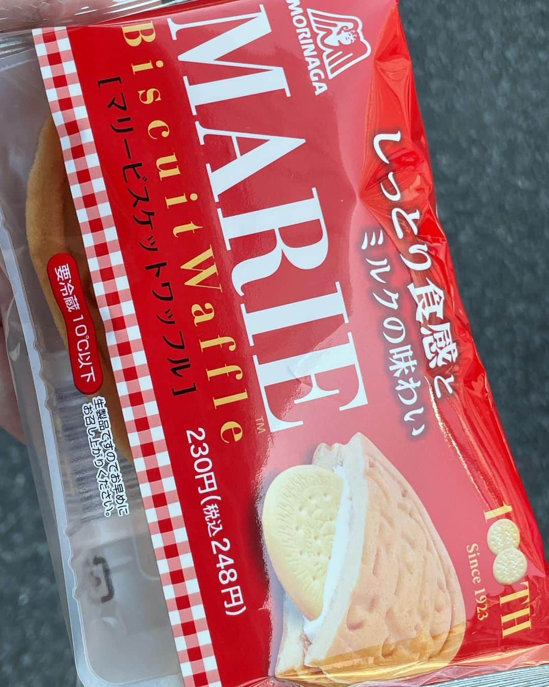 酒井雄二のインスタグラム：「わーっマリー派には避けて通れぬものが ワッフルとクリームに挟まれて、マリーはすっかりやわやわになっておりました #おやつパトロール」
