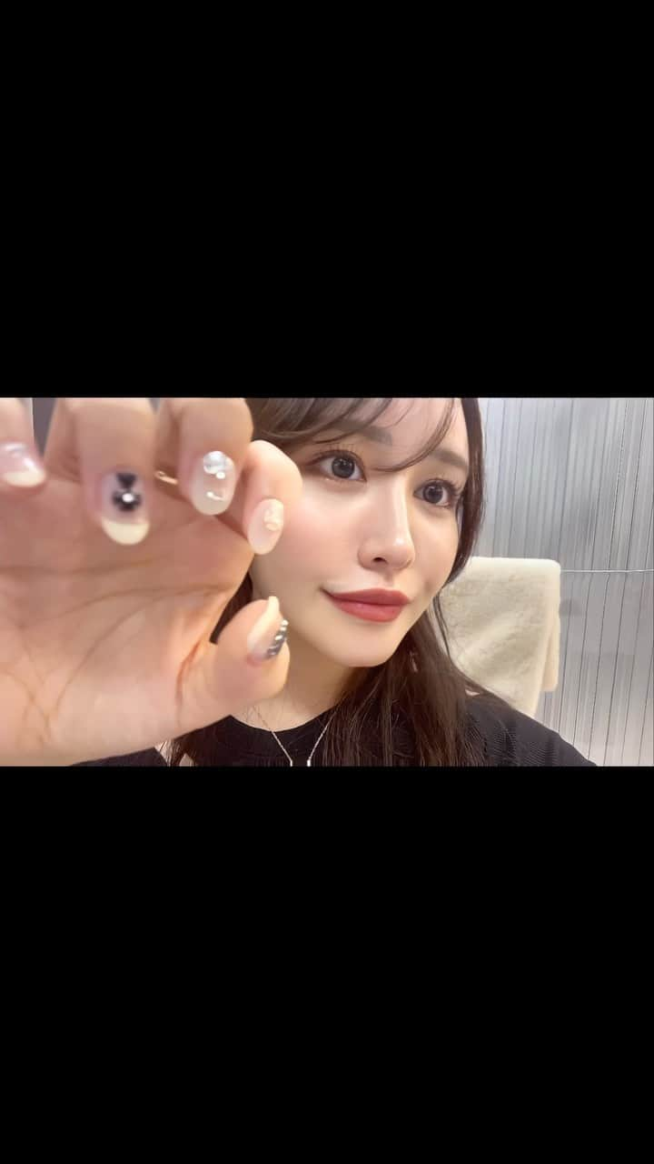 餃子のりさちゃんのインスタグラム：「おまかせネイル💅✨ 可愛すぎる🥹🥹🥹🥹🥹🥹🥹🥹  最近流行りのクロムにしてもらったよ💖  伝説のきよきネイル みんな知ってる？？🥹🥹🥹  @miss_kiyoki_nail  @miss_kiyoki  @fein.aoyama    #ネイル #クロムハーツ #クロムネイル #chromenails  #𝗇𝖾𝗐nail #夏ネイル」