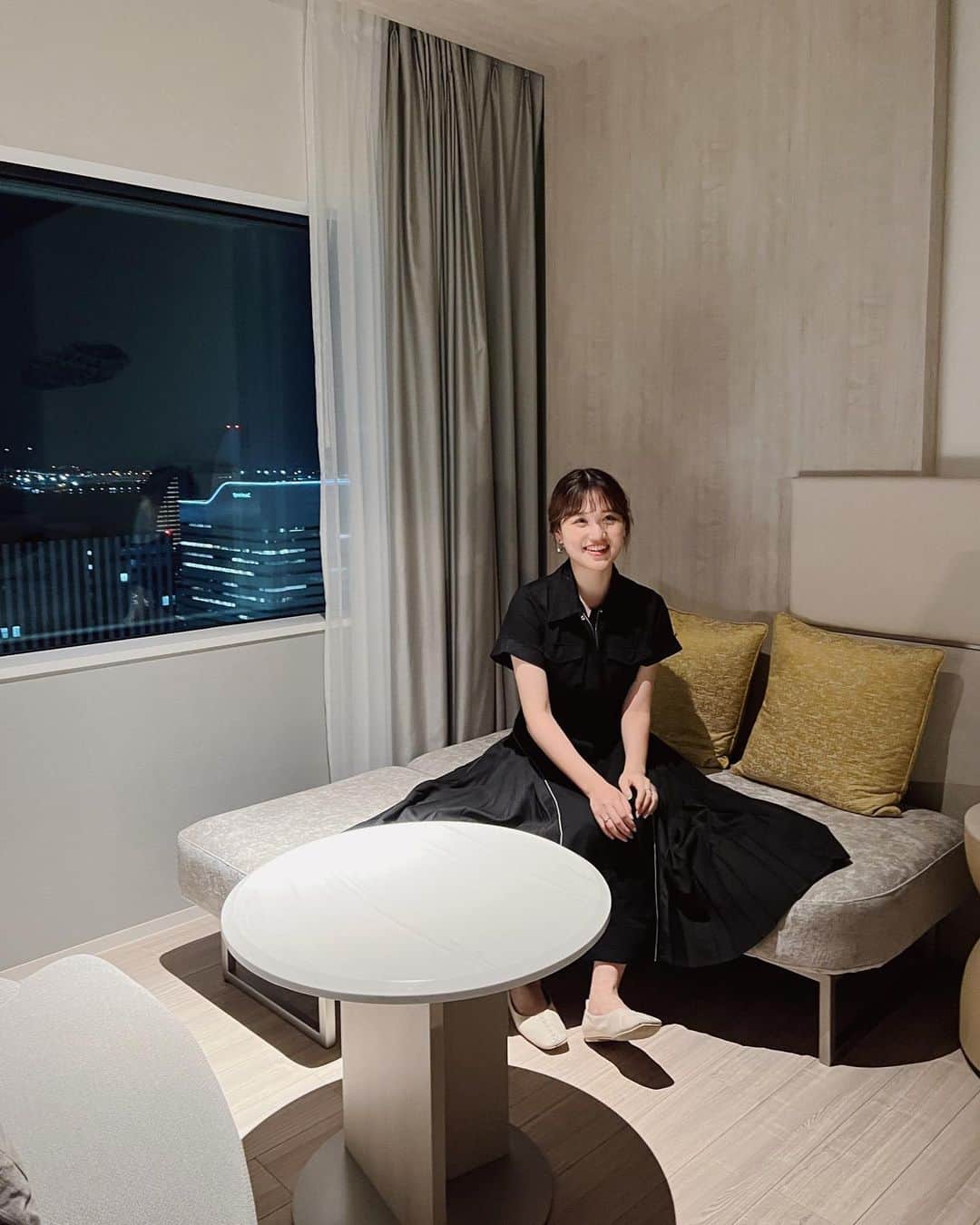 金光みり愛のインスタグラム：「私の両親が福岡から来てて、かぜとくんとご飯した日🫶🏻🍽️ 結構な頻度でみんなで集まれてて嬉しいな💐  @priveve_priveve デニムステッチワンピ着たよ🪡  横浜に新しくできた「三井ガーデンホテル横浜みなとみらいプレミア」💕 お部屋からみなとみらいが一望できて開放的🙌🏻 ロビーもお部屋も近代的な洗練された雰囲気で、港の要素が散りばめられてて素敵だったよ🌊  . . . . . #横浜ホテル#みなとみらいホテル#横浜ディナー#みなとみらいディナー#横浜観光#三井ガーデンホテル横浜みなとみらいプレミア#三井ガーデンホテル」