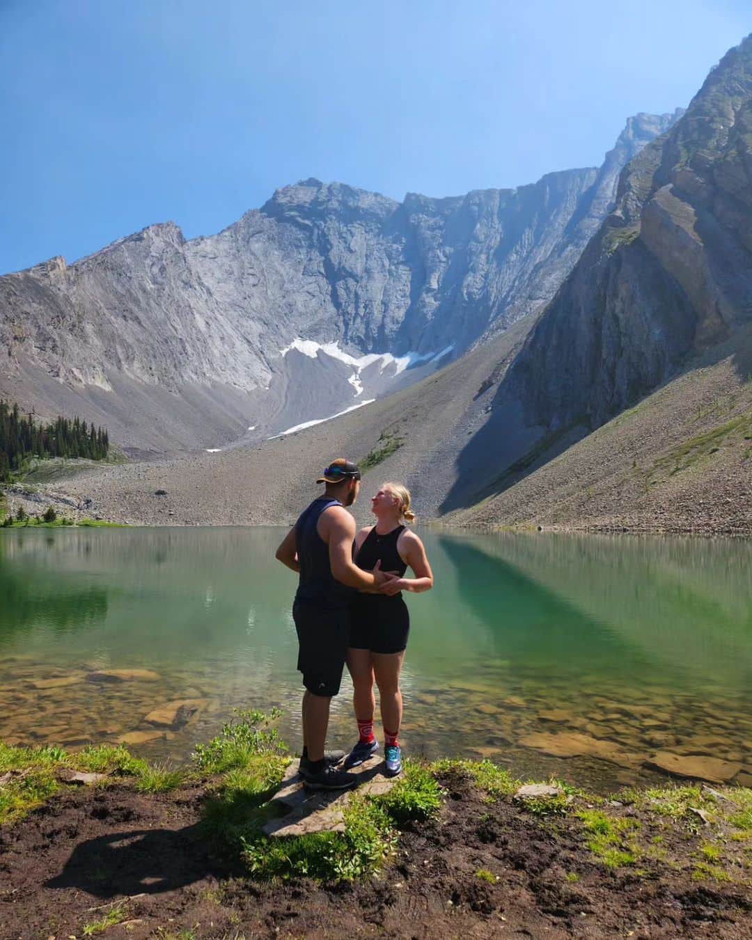 ヘイリー・ベルのインスタグラム：「Adventuring with my man 💕」