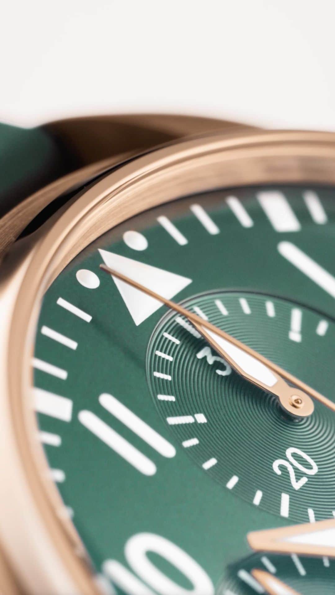 IWCのインスタグラム：「Precise and bold.  The 18 ct 5N gold case encircles a mechanical marvel, our Pilot’s Watch Chronograph 41 is powered by the IWC-manufactured 69385 Calibre, tested for 500 hours. #IWCPilot | #TheReference  🔗Link in Bio   ℹ️ Green dial Diameter 41.0 mm IWC-manufactured 69385 Calibre EasX-CHANGE system Ref. IW388110」