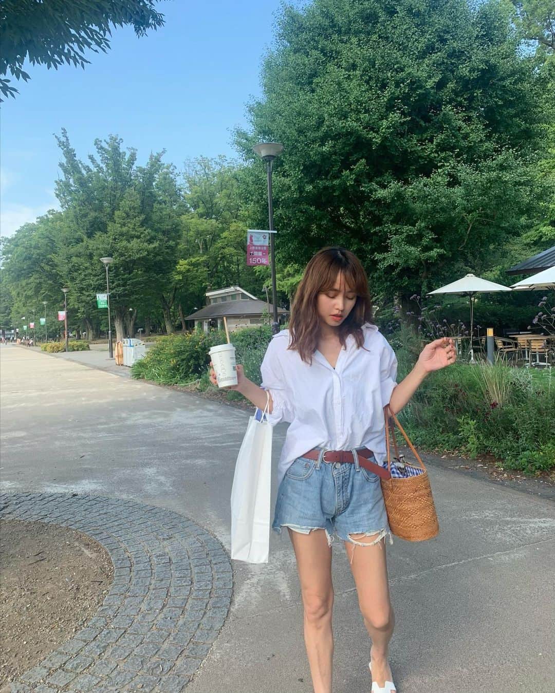 馬渕真由子のインスタグラム：「炎天下〜暑過ぎてただ生きていくのにやっとです。🏃‍♂️ 今年は「夏の課題図書」(と題して沢山夏に本を読むぞ！という試み)を勝手にまたやる予定なので皆様もお勧めの本あれば教えてください〜。(質問コーナーで教えてもらおうかな) そして勝手にまとめてまた共有させてください🤍」