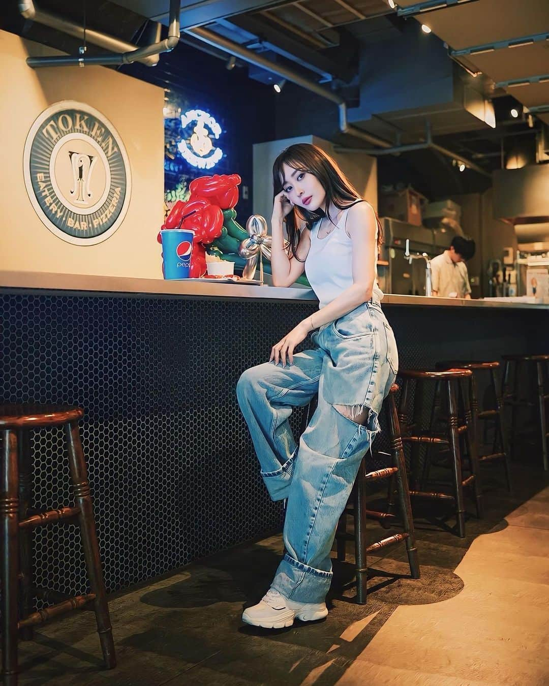 白井ゆかりのインスタグラム：「🍕 @token.pizza  📷 @camport_93_works  🎈 @cookiemonkey_2023   #tokenpizza #brooclynroastingcompany #maisonmargiela #スラッシュデニム #ブルックリンロースティングカンパニー #shootingphoto #y2kfashion #zarashoes」