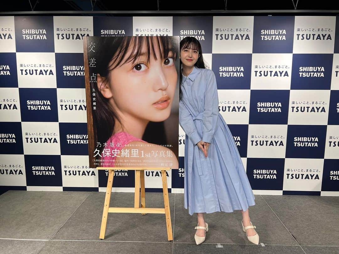 久保史緒里さんのインスタグラム写真 - (久保史緒里Instagram)「. 1st写真集「#交差点」本日発売になりました☃️  数年もの間、頭の中にあった自分の夢が遂に形になり、 みなさまの元へ届き始めていると思うと、 とても嬉しいです。 大好きな地元・東北へ、 ありったけの愛を込めて撮影をしました。  伝えたい、強い強いメッセージが込められた、 大切な一冊にすることができました。  それは全部、写真に収めてくださった細居さんをはじめ、 私の想いを溢さずに一緒に抱えてくださった写真集チームのみなさまのおかげです。本当にありがとうございます。 この大切な思い出を抱えて、 これからもこの地で頑張ります。  どうか一人でも多くの方に届きますように。 宜しくお願い致します…！」7月11日 22時13分 - kubo.shiori.official