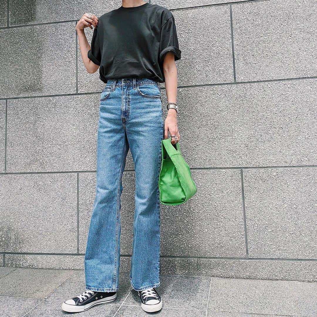 maai0528のインスタグラム：「〻👱🏻‍♀️🐶🍧🍏 Ｏotd‥💛 シンプルがおちつく。 ． ． ． #fashionstyle  #Levis #converse #pixelで撮影」