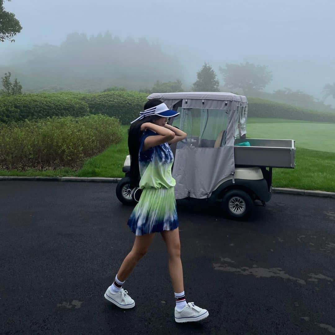 キュリ さんのインスタグラム写真 - (キュリ Instagram)「#광고 @lpgagolfwear  완벽하게 시원한 여름 라운딩룩 추천해줄게🍃⛳️🌀🌴💙  #큐리골프패션 #lpga골프웨어 #협회공식인증골프웨어」7月11日 22時07分 - qtfreet