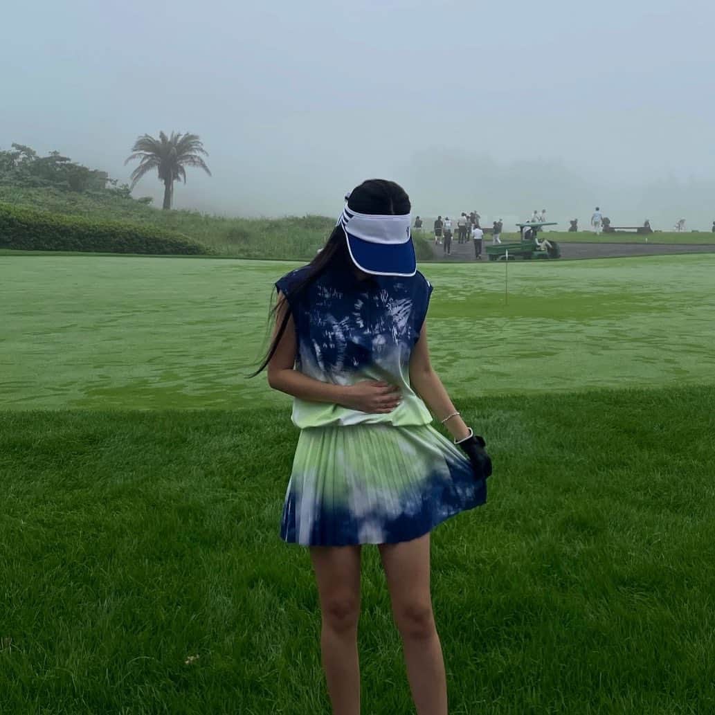 キュリ のインスタグラム：「#광고 @lpgagolfwear  완벽하게 시원한 여름 라운딩룩 추천해줄게🍃⛳️🌀🌴💙  #큐리골프패션 #lpga골프웨어 #협회공식인증골프웨어」