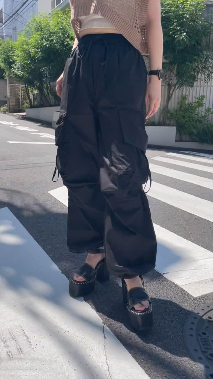 ENVYMのインスタグラム：「【𝙉𝙀𝙒 𝘼𝙍𝙍𝙄𝙑𝘼𝙇】 ⁡ 7/14comingsoon ⁡ ▪︎ ボリュームカーゴ color / BLACK,KHAKI ⁡ ⁡ ⁡ ボリュームのある立体ポケットがポイントのカーゴPT。 ⁡ ⁡ マチがあり、ボリュームのあるポケットデザインがアクセントのカーゴパンツ。 ウエストゴム仕様で全体的にルーズなサイジングでストレスフリー。 ナイロンのようですが綿100％なので夏でも涼しく着用出来ます。 ⁡ ⁡ 裾にドロスト付きなのでシルエットを変えて着用出来ます。 ボリュームのあるサイズ感なので、コンパクトTOPSとの相性がいいです♪ ⁡ ⁡ ——————————— ⁡ ENVYM WEBSTORE PRESALE start!! max60%OFF🉐 ⁡ プロフィールTOPのURLからチェックお願いします✅ ⁡ #envym #2023ss #summer」