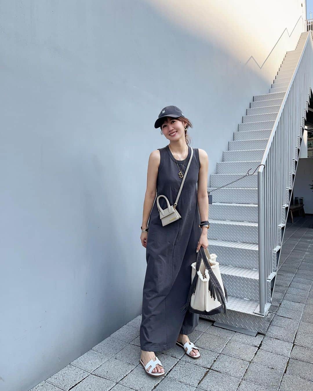 Lilian莉安のインスタグラム：「- 措手不及的暑假週 準備人間蒸發半個月的媽媽 OOTD 灰色厚磅棉洋裝 有夠愛 簡單好看不易皺 洋裝⋯ @dazzlingdazzlin」