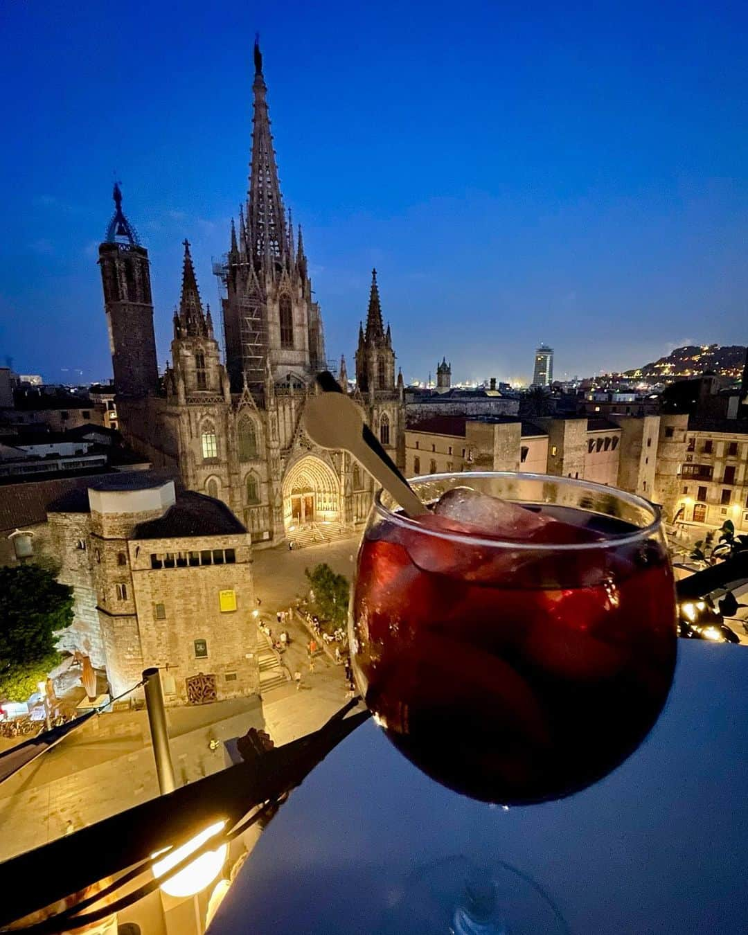 DJ DAIKI（若林大輝）さんのインスタグラム写真 - (DJ DAIKI（若林大輝）Instagram)「Hola Barcelona🇪🇸🌞 大好きなバルセロナに到着🛩 ローナさんに再会しサンタ・エウラリア大聖堂が 目の前の絶景ルーフトップバーでサングリアで乾杯🍷 夏のヨーロッパインプットの旅スタート!!! 久しぶりのイビサも楽しみ😎🏝」7月11日 22時11分 - daiki.wakabayashi