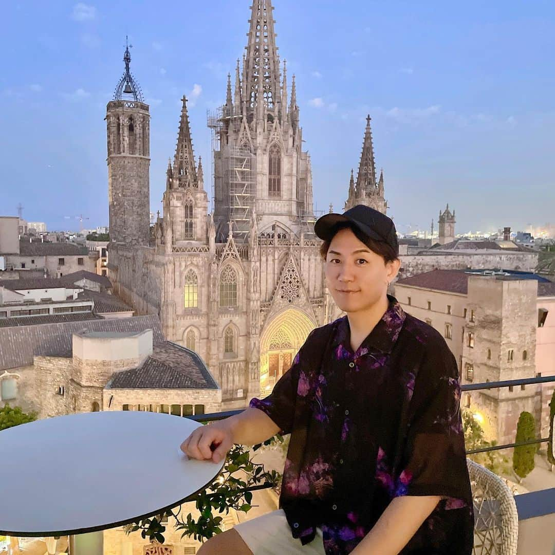 DJ DAIKI（若林大輝）さんのインスタグラム写真 - (DJ DAIKI（若林大輝）Instagram)「Hola Barcelona🇪🇸🌞 大好きなバルセロナに到着🛩 ローナさんに再会しサンタ・エウラリア大聖堂が 目の前の絶景ルーフトップバーでサングリアで乾杯🍷 夏のヨーロッパインプットの旅スタート!!! 久しぶりのイビサも楽しみ😎🏝」7月11日 22時11分 - daiki.wakabayashi