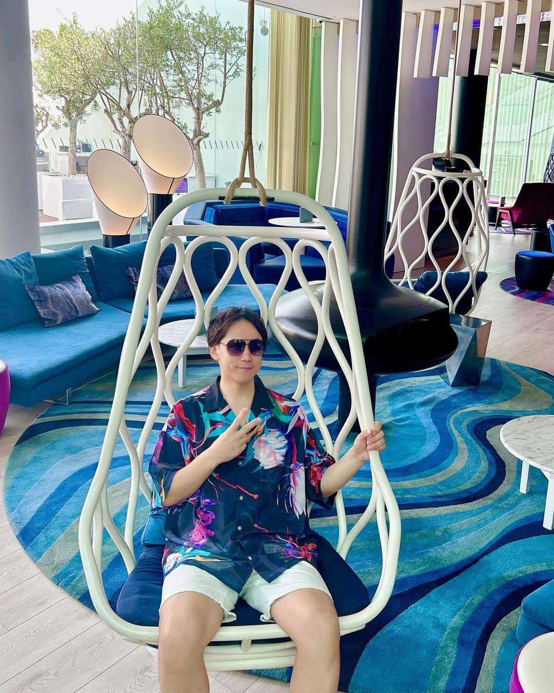 DJ DAIKI（若林大輝）のインスタグラム：「Hola Barcelona🇪🇸🌞 大好きなバルセロナに到着🛩 ローナさんに再会しサンタ・エウラリア大聖堂が 目の前の絶景ルーフトップバーでサングリアで乾杯🍷 夏のヨーロッパインプットの旅スタート!!! 久しぶりのイビサも楽しみ😎🏝」
