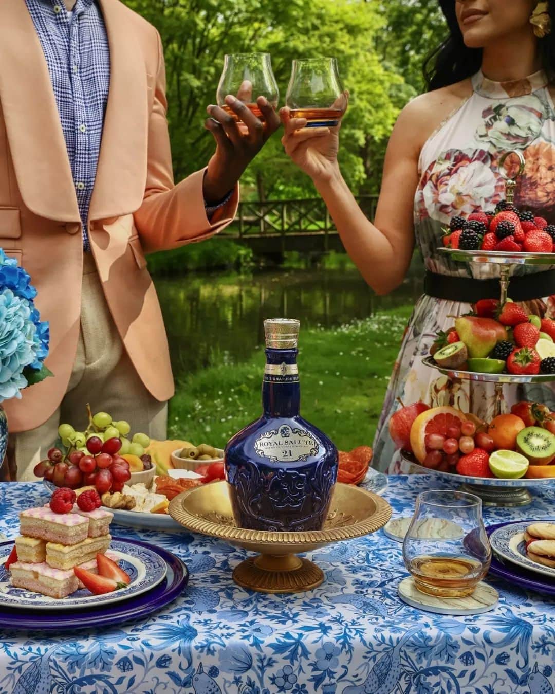 Royal Saluteのインスタグラム：「Whatever you’re celebrating this summer, add a touch of regal refinement to your table with the 21-Year-Old Signature Blend.」
