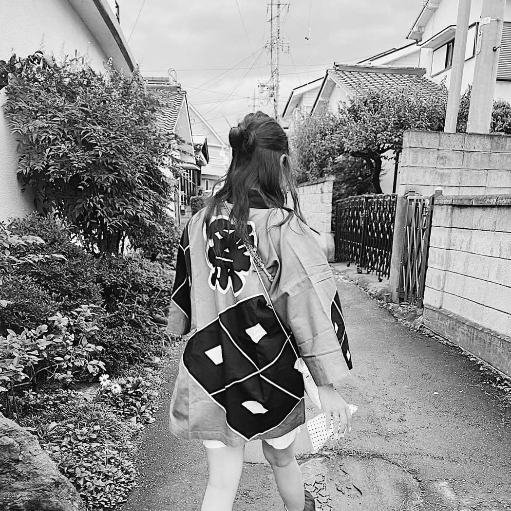 武藤千春のインスタグラム：「この４年、 色んな景色を小諸で見てきたけど 移り住んでから、はじめてのお祭り。  コロナ禍になってから ずっと中止になっていた市民まつり。 みんなが待ちに待っていたお祭り。  そんな大切な場所に、 わたしも仲間入りさせていただいて、 「よいよい」と、声を出し、街を練り歩く。  街の人からホースやバケツで ばしゃばしゃと水をかけられたり、 雨の中走ったりして、みんなびしょ濡れに。  年代も、働き方も、バラバラだけど "小諸にいる" という共通点を持った人たちが 一緒に担いで、声を出して、走って。 とてもあったかい場所でした。  お祭りは、地域の団結・親睦を深める 大切な行事なんだなぁと改めて。  熱気に包まれた、はじめてみる小諸の景色。 まだまだ私の知らない姿がたくさんあるんだなあ〜」
