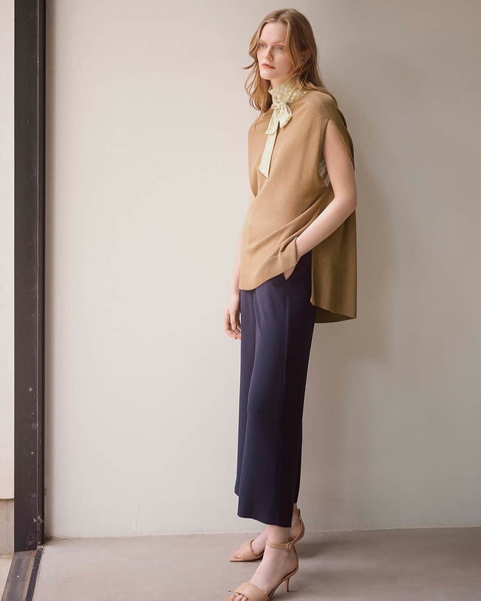 Theory luxe official account.のインスタグラム：「［NEW SEASON, NEW LOOK］  エフォートレスなムードが漂うケープ風ニットで鮮度をアップ  まるでケープを纏ったかのような新鮮なシルエットのニット。 気になる二の腕をやさしくカバーしてくれる計算されたニューデザインで、着るだけでたちまち旬顔に。  シルクライクな光沢としなやかさ、適度なハリを併せ持ち、上質感たっぷり。 インナーにはボウタイブラウスを差し込み、軽やかな素材のワイドパンツを合わせて、大人の余裕を感じさせるエフォートレスシックな装いに。  #theoryluxe #セオリーリュクス #デザイントップス #サマーニット #ケープニット #レイヤードスタイル #ボウタイブラウス #パンツスタイル #リラックスパンツ #美脚パンツ #大人カジュアル #きれいめカジュアル #きれいめコーデ」