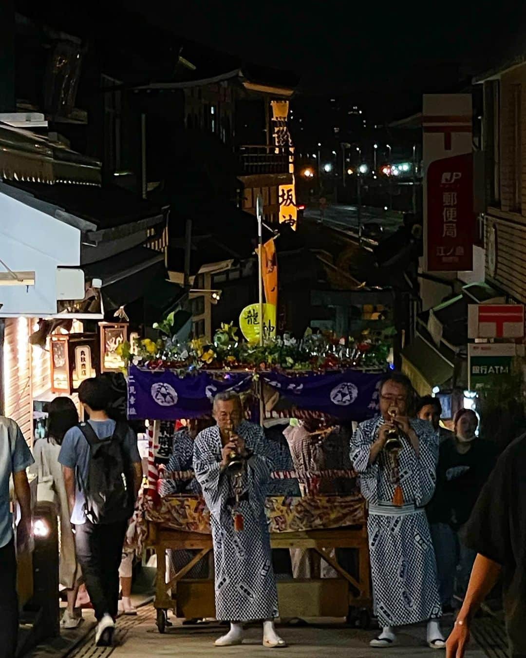 アオイヤマダさんのインスタグラム写真 - (アオイヤマダInstagram)「江ノ島に訪れた日、 たまたま八阪神社『神幸祭』の前夜 『宵宮』という祭事が行われていました。 お囃子と山車が夕方から深夜過ぎまでまわっているとのことでした。 思いもよらず、日本の夏を満喫。 映画を観ているような気持ちだった。 江ノ島は沢山の龍と弁財天の像が。  皆様のおすすめの神社やお祭りがあれば知りたいです〜。。  When I visited ENOSHIMA the traditional festival was holding. It called SHINKOUSAI. That night had the festival eve YOINOMIYA. This festival was holded through the night. I felt Japanese night. It was so beautiful.」7月11日 22時15分 - aoiyamada0624