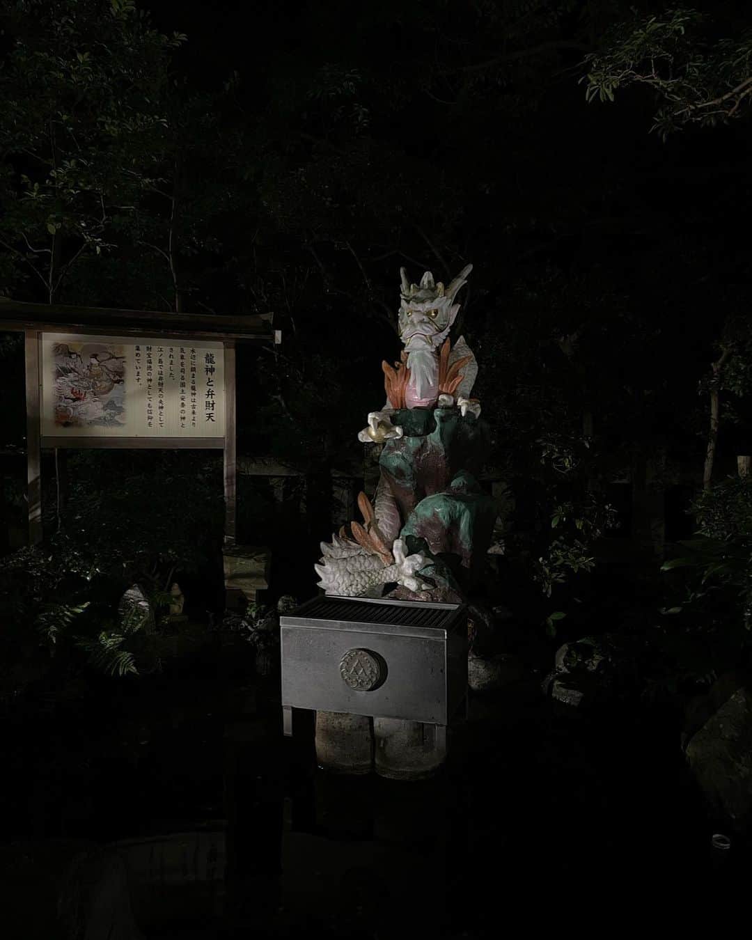 アオイヤマダさんのインスタグラム写真 - (アオイヤマダInstagram)「江ノ島に訪れた日、 たまたま八阪神社『神幸祭』の前夜 『宵宮』という祭事が行われていました。 お囃子と山車が夕方から深夜過ぎまでまわっているとのことでした。 思いもよらず、日本の夏を満喫。 映画を観ているような気持ちだった。 江ノ島は沢山の龍と弁財天の像が。  皆様のおすすめの神社やお祭りがあれば知りたいです〜。。  When I visited ENOSHIMA the traditional festival was holding. It called SHINKOUSAI. That night had the festival eve YOINOMIYA. This festival was holded through the night. I felt Japanese night. It was so beautiful.」7月11日 22時15分 - aoiyamada0624