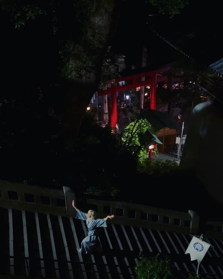 アオイヤマダのインスタグラム：「江ノ島に訪れた日、 たまたま八阪神社『神幸祭』の前夜 『宵宮』という祭事が行われていました。 お囃子と山車が夕方から深夜過ぎまでまわっているとのことでした。 思いもよらず、日本の夏を満喫。 映画を観ているような気持ちだった。 江ノ島は沢山の龍と弁財天の像が。  皆様のおすすめの神社やお祭りがあれば知りたいです〜。。  When I visited ENOSHIMA the traditional festival was holding. It called SHINKOUSAI. That night had the festival eve YOINOMIYA. This festival was holded through the night. I felt Japanese night. It was so beautiful.」