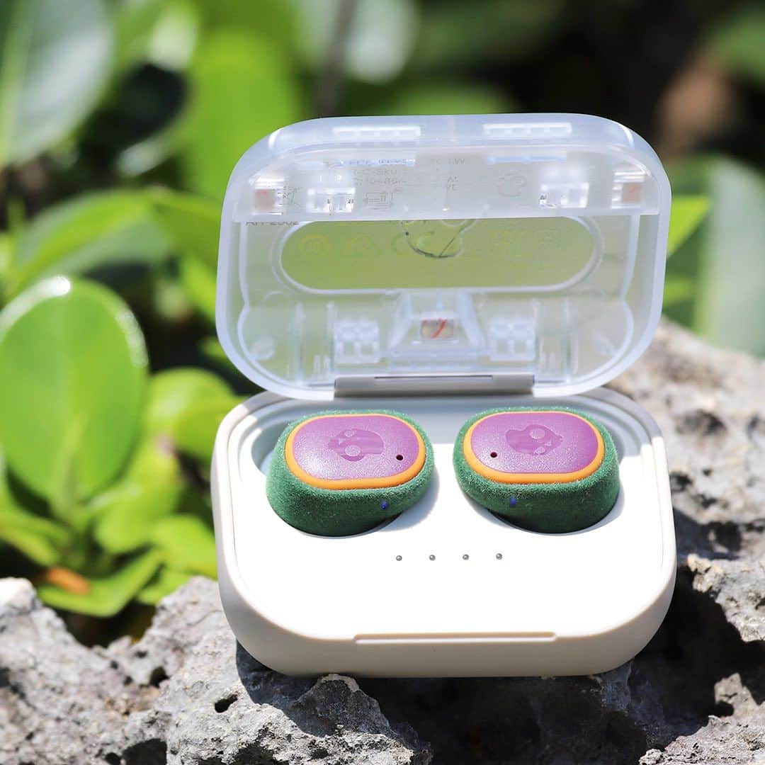 Skullcandy Japanのインスタグラム：「Haze Grind 🍃  イヤホンは本物の葉っぱみたいな質感🍃  いつも持ち歩くイヤホンもおしゃれに高音質で毎日をハッピーに♫💀」