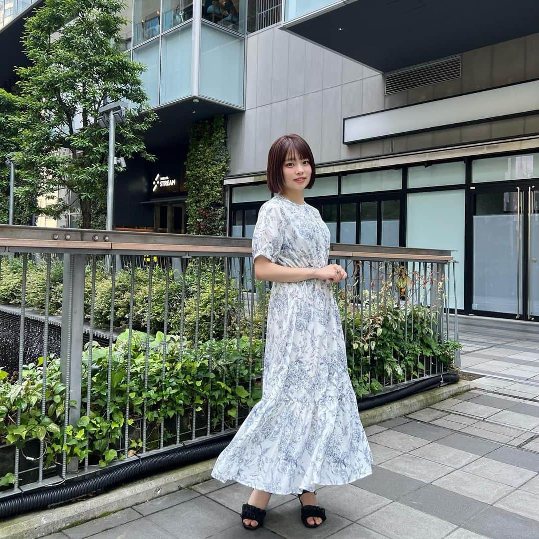 河本景のインスタグラム：「Alottaのお洋服〜！！2コーデ着てみたよ！！  1個目はキレイ目ワンピースで、デートコーデ意識したよ〜！ 2個目は、風通し良い素材で、夏のショッピングとかに最適🤝  Alottaは大人フェミニンで、ほの甘いアイテムがたくさんあるよ〜！！大学生とかお洋服難民の人もぜひ見てみてね〜😌  Alottaのオンラインストアで、お揃いにできるのでチェックしてみてね🫡 クーポンコードと商品名まとめておきます☺↓ クーポンコード：IA001　  1コーデ目 ◉線画タッチ花柄ギャザー切替ワンピース　Ｍサイズ　4950円 2コーデ目 ◉サテン素材ギャザーフレアスカート　Ｍサイズ　2970円 ◉透かし編み五分袖ニットカーディガン　Ｍサイズ　3993円  #Alotta  #Alottaコーデ　 #アロッタ  #ベルーナ　 #大人フェミニンコーデ #デートコーデ @alotta_official」