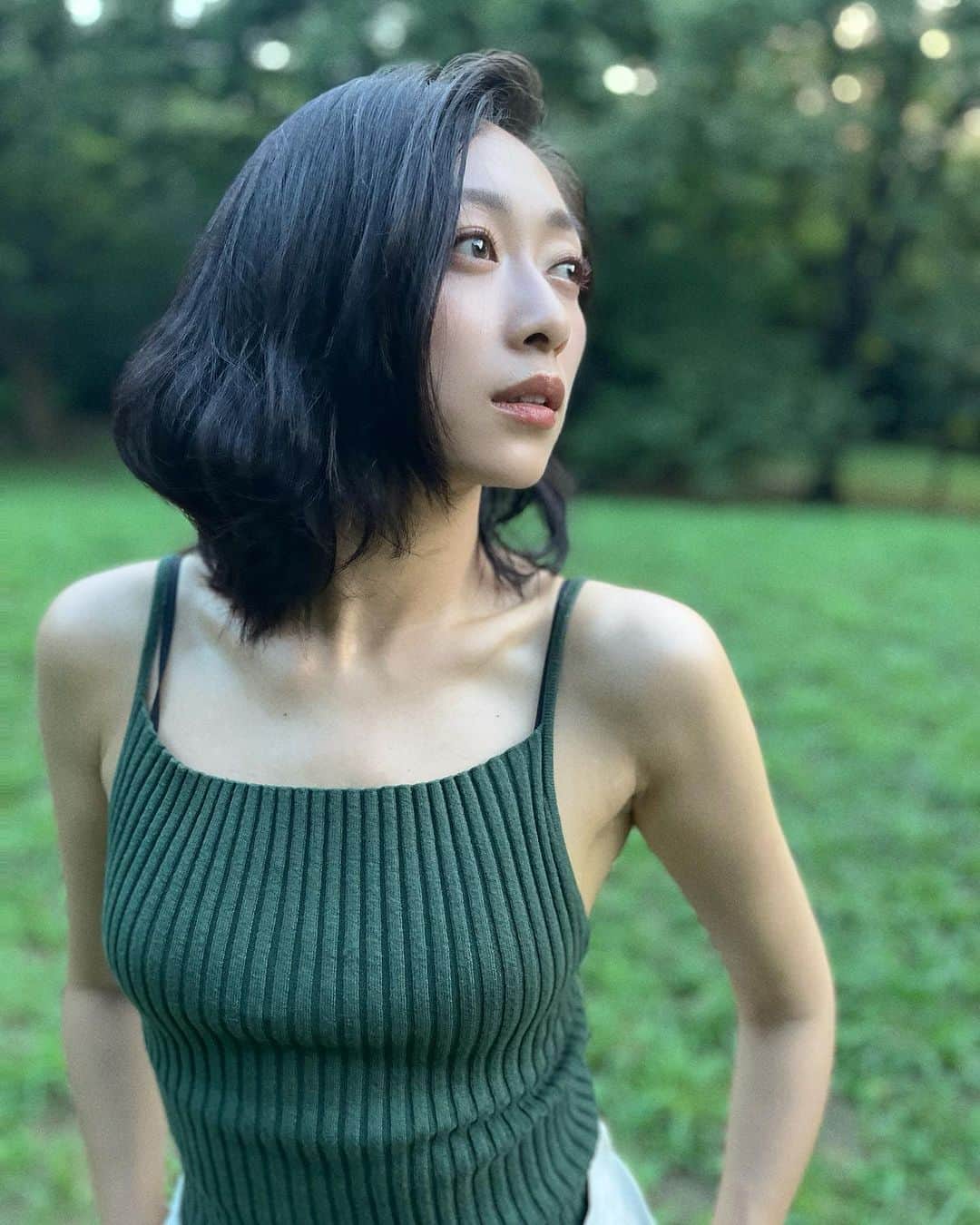 梨衣名のインスタグラム：「さあ，ひと暴れすっか。💚🤍🛝   1人行動が多いので、他撮り写真が圧倒的にレアです😁  お仕事後に #俺の女 と半年ぶりにデートした！」