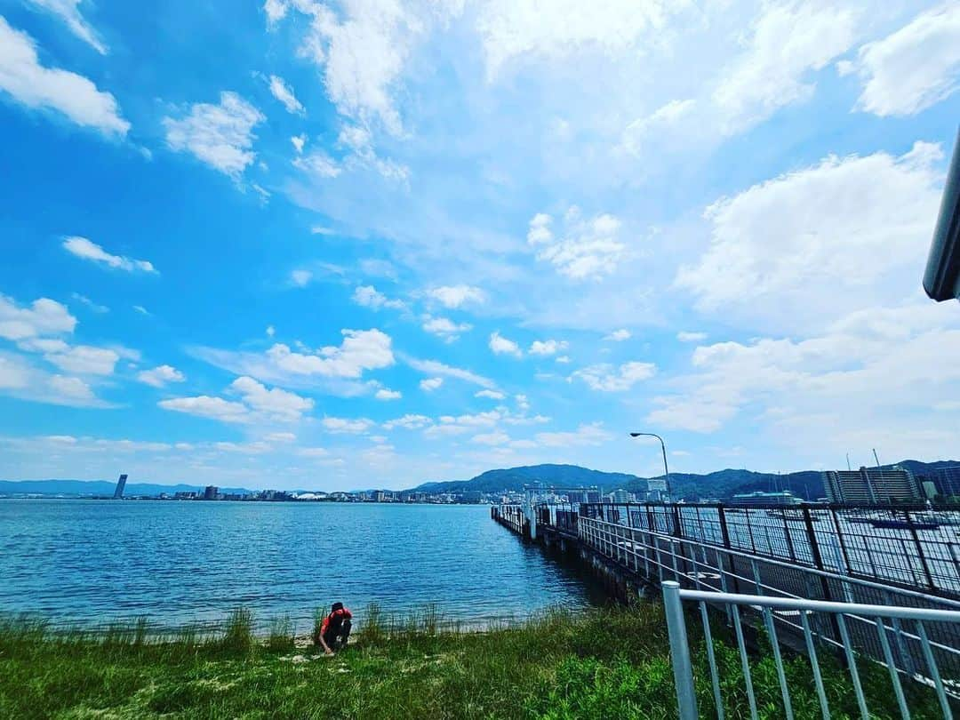 土屋太鳳さんのインスタグラム写真 - (土屋太鳳Instagram)「. 雨の影響を強く受けた地域の方々は 大丈夫でしょうか？ 今まで夏に経験してきた夕立だけでも 不安になるのに、 その激しさが長時間になったり 夜に向けてだったら… しかも今日は厳しい暑さだったと聞きました。 どうか少しでも早く安心できますよう 心から願っています。 . 昨日、ピノキオの北九州公演のことを 思い出していましたが、 私が出演した少しあと、同じ北九州芸術劇場に 別の作品で、弟も出演をしました。 . 弟はアクションも殺陣も 日本舞踊もダンスも歌も出来るし 学生の頃は勉強も出来ていたので 一見スーパーマンぽく見えるのですが、 小さい頃は ちょうど神葉が演じた俊徳丸くんのように ちょっぴり泣き虫でした。 小学１年生くらいまでは 保育園や幼稚園や学校に行くまでの間も すぐにしゃがんで虫で遊んだり 気になるものをじっと見たりしてしまうので 姉が『おんぶするから、おいで！』 と呼び寄せながら やっと進んでいたのを思い出します。 . そんな弟の大千穐楽は本当に素晴らしくて 『ごっこ遊び』をしていた弟が 大人の役者さんになったんだなぁ…と感動していたら 次の日に琵琶湖の近くに行った時、 やっぱりしゃがみこんで何かをずっと見ていて 変わらないなぁ…と思いました。 . 弟のごっこ遊びは 時代劇からミュージカルまで 本当に幅広かったのですが、 中でも熱かったのが 『ミュータント・タートルズ』です。 . まさか、 本当に夢を叶えるなんて！ しかも、ラファエロ担当とは…！！！ . 弟が小学２年か３年の頃、 プレゼントとして我が家にやってきた タートルズたちは、 春夏秋冬、木の上でも雪の中でもお風呂でも、 ありとあらゆる戦いを乗り越えてきました。 そのタートルズたちと一緒に 吹き替えの現場に行き夢を叶えた弟は、 本当にヒーローだなと思います。 バッグも持ってくれて、ありがとう。 . #TeenageMutantNinjaTurtles #TMNT #MutantMayhem #ミューパニ」7月11日 22時23分 - taotsuchiya_official