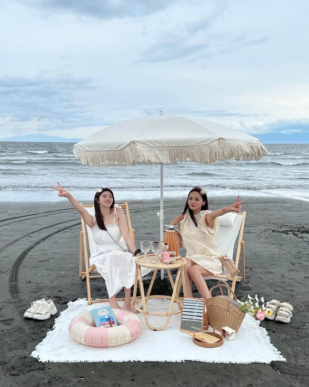 計良日向子（ひなひ）さんのインスタグラム写真 - (計良日向子（ひなひ）Instagram)「. 江ノ島で海ピクニック🍧🫧🎀 @picnic_mimi . . . . 7/15(土)から期間限定で 江ノ島の海の家にオープンするよ🧺🤍 全部レンタルできるから完全手ぶらで こんなに素敵な海ピクができちゃう🥹 . . . しかし！この日は天気悪くてどんより😖笑 なかなかこんなに天気悪い日は ないみたい🤣🤣🤣 他の方の投稿は晴れてて綺麗なお写真 だから見てみてー🥹🫶💞 . . . 👗ワンピース　@shein_japan . . . . #海ピクニック #海ピク #おしゃピク #江ノ島 #江ノ島カフェ #江ノ島観光 #江ノ島海岸 #shein購入品 #sheinコーデ」7月11日 22時26分 - kerahinako1105