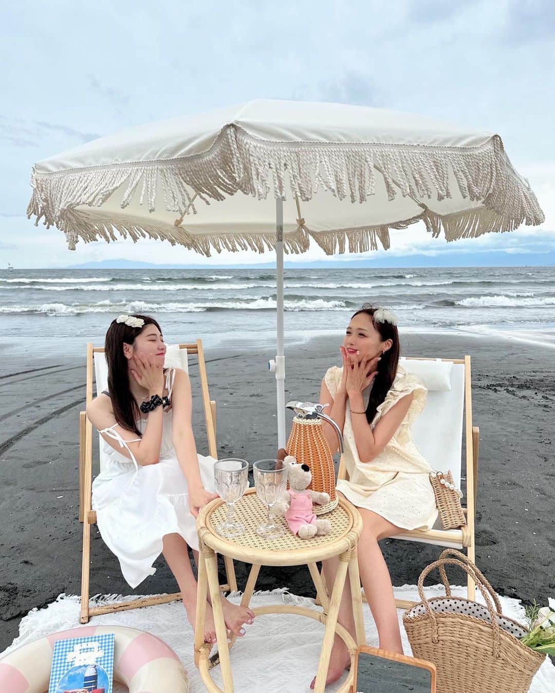 計良日向子（ひなひ）さんのインスタグラム写真 - (計良日向子（ひなひ）Instagram)「. 江ノ島で海ピクニック🍧🫧🎀 @picnic_mimi . . . . 7/15(土)から期間限定で 江ノ島の海の家にオープンするよ🧺🤍 全部レンタルできるから完全手ぶらで こんなに素敵な海ピクができちゃう🥹 . . . しかし！この日は天気悪くてどんより😖笑 なかなかこんなに天気悪い日は ないみたい🤣🤣🤣 他の方の投稿は晴れてて綺麗なお写真 だから見てみてー🥹🫶💞 . . . 👗ワンピース　@shein_japan . . . . #海ピクニック #海ピク #おしゃピク #江ノ島 #江ノ島カフェ #江ノ島観光 #江ノ島海岸 #shein購入品 #sheinコーデ」7月11日 22時26分 - kerahinako1105