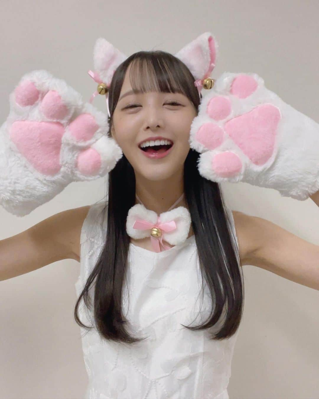 福田朱里のインスタグラム：「しろねこさん🐱🤍  #ねこ #ねこのいる生活 #ねこ部 #ネコスタグラム #猫 #アイドル #猫耳 #白ワンピ #しっぽ #首輪 #黒髪 #ナチュラルメイク #骨格ウェーブ #ストレートヘア #コスプレ  #ノースリーブ #halloweencostume #japaneseculture #japaneseculture #japanesegirl #cat #costume #cosplaygirl #cosplay #kawaii #stu48 #catstagram #whitecat #smile #ootd #japanesestyle」