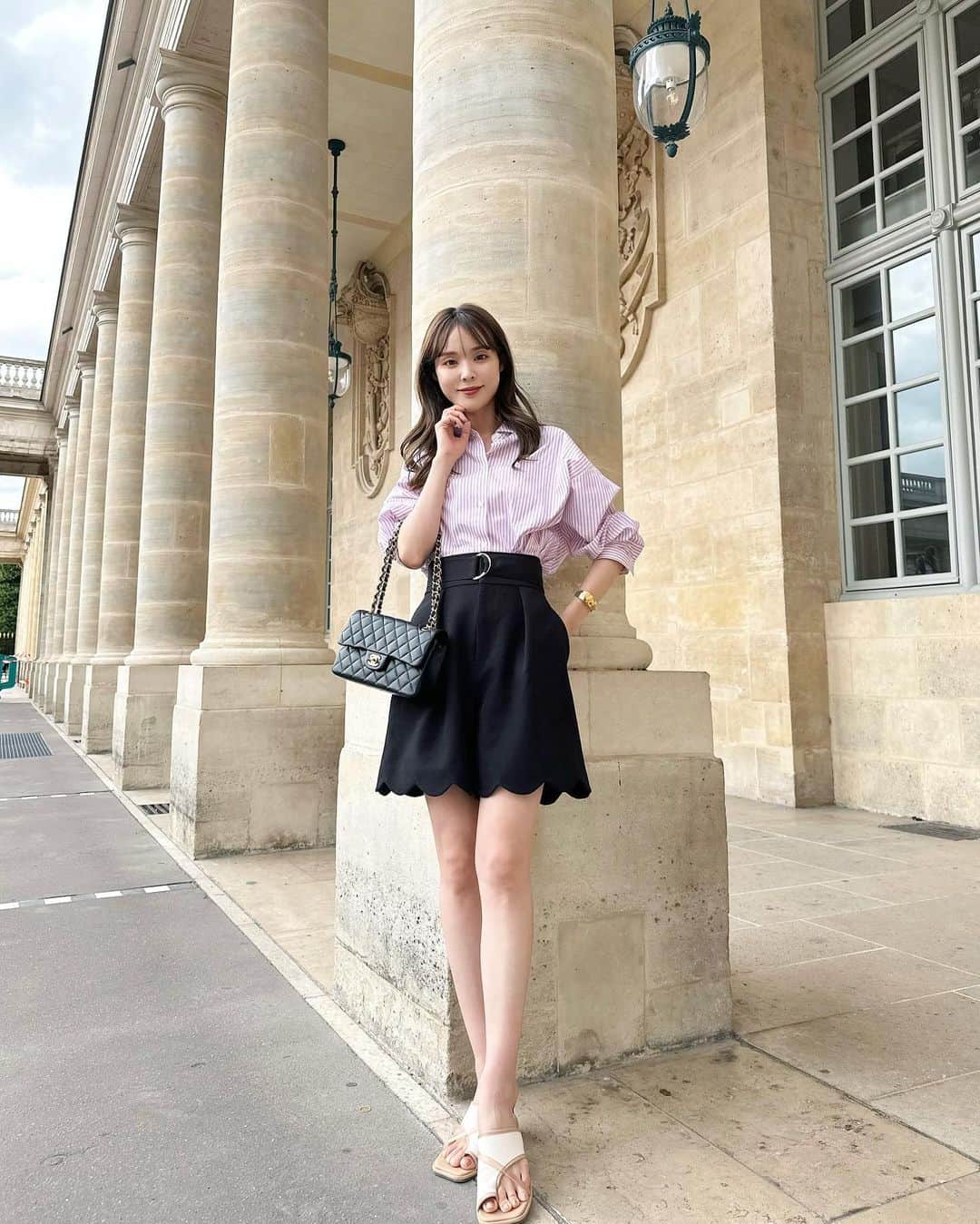 磯田 ひかる(Hikaru Isoda) のインスタグラム：「パリ5日目🇫🇷 この日はプラプラ街歩きしたよ🚶‍♀️ ショコラティエ行ったりお土産買ったり...  Galerie Diorも見に行けた♡  この日の夜は、夜のウエディングフォト撮影だったので ホテルの近くで見つけた @luvbox.paris でブーケをつくってもらいました💐🤍  外観からしてもうテンションが上がるお店で...スタッフさんも親切で希望通りのブーケが完成💞  パリは雨も降って肌寒かったので長袖のシャツにしたよ！ 夏服しか持って行ってなかったから、シャツに救われた、、🥹  【着用アイテム】 Pants @31sonsdemode  Shirts @grl_official  Bag @chanelofficial  Shoes @bridget_birkin   ------------------------------ picaru：162cm / 骨格ウェーブ 1st ブライトスプリング 2nd ブライトサマー  大人可愛いスタイルアップコーデ ヘアメイクを合わせた トータルスタイリングを提案🤍  不定期にストーリーで ファッションお悩み相談募集中🥰 ------------------------------  他の投稿を見る→【@picaruuu】」