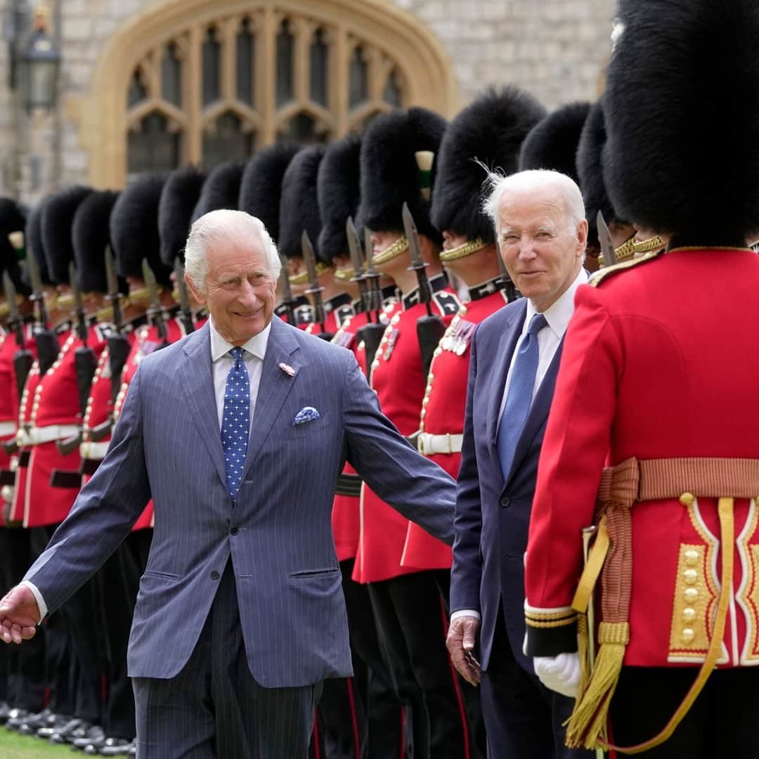 TIME Magazineさんのインスタグラム写真 - (TIME MagazineInstagram)「President Joe Biden met with King Charles for the first time since Biden attended Queen Elizabeth’s funeral in September. The pair enjoyed afternoon tea in the castle, and Biden was invited to view an exhibition of American items held by the Royal Collection.  While Charles and Biden have only shared respectful encounters and they are linked by a few commonalities—they are only six years apart in age and share a commitment to climate action—the latter’s longstanding discomfort with the British monarchy is no secret.  What to know about the meeting, and Biden’s relationship with the British monarchy, at the link in bio.  Photograph by Kin Cheung—Pool/@afpphoto/@gettyimages」7月11日 22時38分 - time
