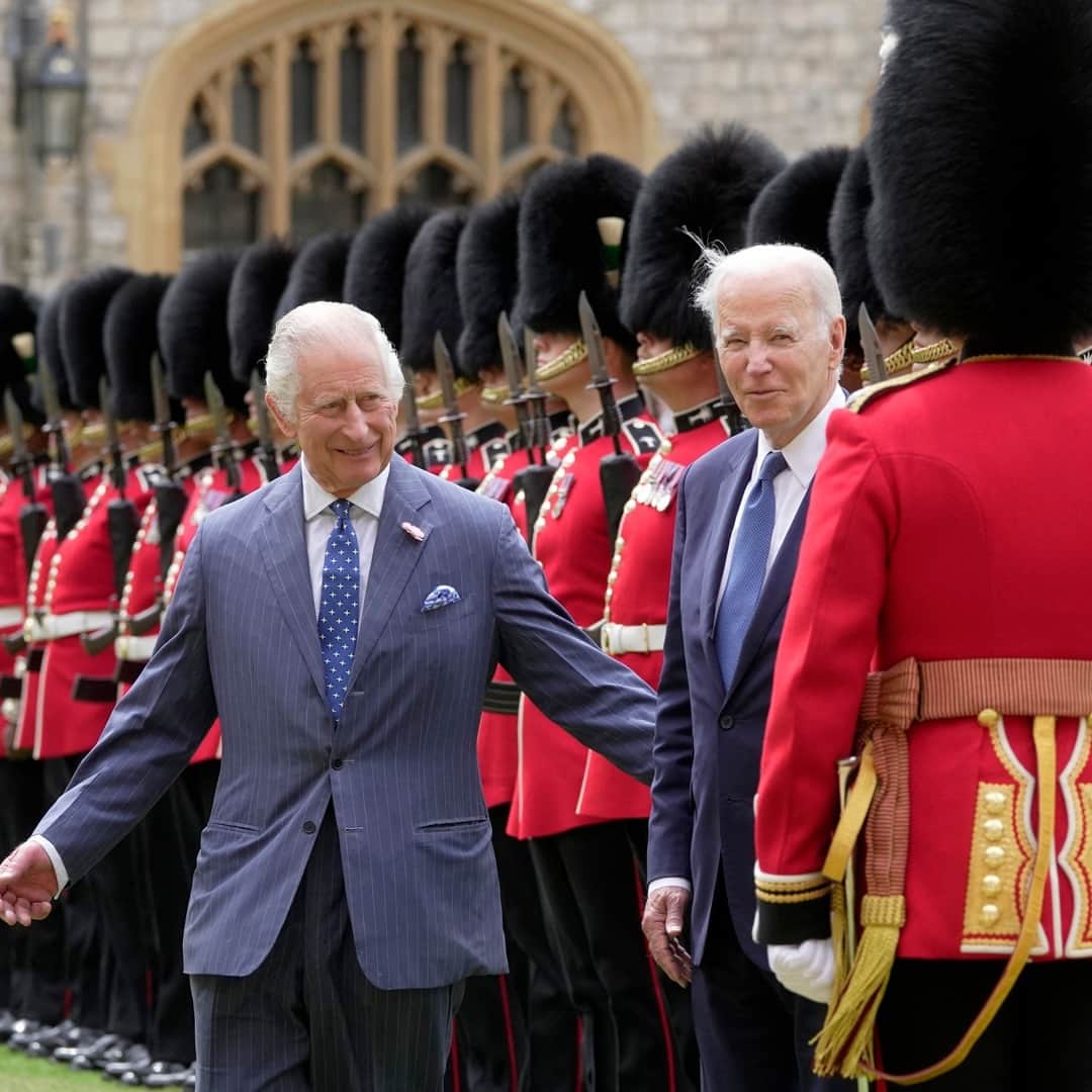 TIME Magazineのインスタグラム：「President Joe Biden met with King Charles for the first time since Biden attended Queen Elizabeth’s funeral in September. The pair enjoyed afternoon tea in the castle, and Biden was invited to view an exhibition of American items held by the Royal Collection.  While Charles and Biden have only shared respectful encounters and they are linked by a few commonalities—they are only six years apart in age and share a commitment to climate action—the latter’s longstanding discomfort with the British monarchy is no secret.  What to know about the meeting, and Biden’s relationship with the British monarchy, at the link in bio.  Photograph by Kin Cheung—Pool/@afpphoto/@gettyimages」