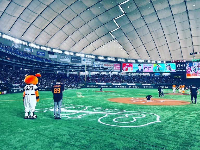 のインスタグラム：「今夜から東京ドームは オールスター前最後の本拠地🏟️ 対カープ3連戦スタート！  ジャイアンツ、ナイスゲームでした⚾️  カード初戦を獲ることができたのは大きいですね😊  そして、この3連戦は3rdユニフォームシリーズ  グッズ担当の方が私のユニフォームを作ってくださいました🥹  嬉しい！！！感謝✨✨✨モチベーション上がりました〜  背番号は今年ジャイアンツが89周年ですから💡「ヤキュウ」ですし☺️  今日の勝ち方は3rdユニフォームにちなみ  "ストロングブラック"でしたね😁  明日もストロングなジャイアンツに期待🎵  私も3rdユニフォームを着用して気合いを入れていきます🎤  ご来場お待ちしております！  #読売ジャイアンツ #ジャイアンツ #東京ドーム #黒く染めろ #3rdユニフォーム #スタジアムmc #髙橋大輔 #高橋大輔」