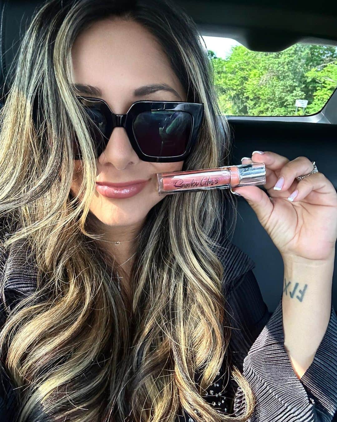 ニコール・ ポリッツィのインスタグラム：「Grabbed my gloss & put myself together. Happy Tuesday 💋」