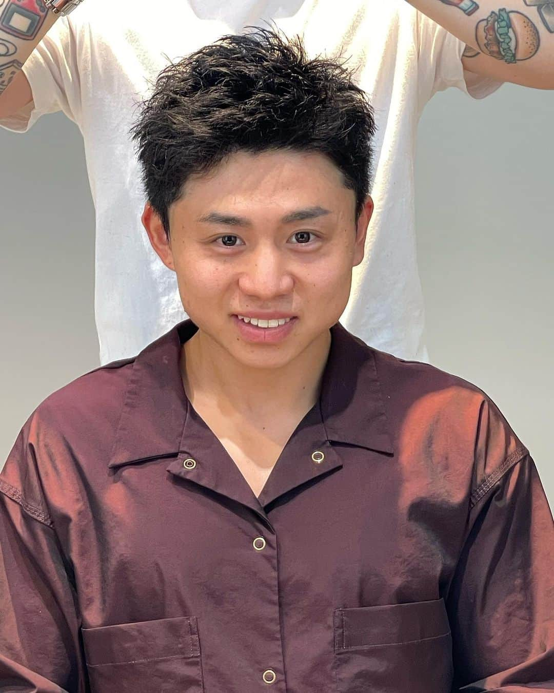 もるさんさんのインスタグラム写真 - (もるさんInstagram)「【3wayスパイキー💇‍♂️】  ・真ん中だけのアップバング ・全上げのアップバング ・モヒカンショート  ショートヘアでもアレンジ次第で スタイリングにパターンが生まれます！ 刈り上げだけど刈り上げっぽくない長さなので 刈り上げが苦手な人でも挑戦しやすい！ 短くてスッキリしつつ簡単アレンジが楽しめます☺️  #スパイキーショート#ベリーショート#アップバング#ツンツン#ショートヘア#センターパート#マッシュ#モテ#韓国#韓国マッシュ#韓流#bts#メンズ#メンズヘア#メンズ特化#美容師#日本一#もるさん#マネージャー#クリエイティブディレクター#youtube#youtuber#ユーチューバー#aitokyo」7月11日 22時31分 - morusan_aitokyo