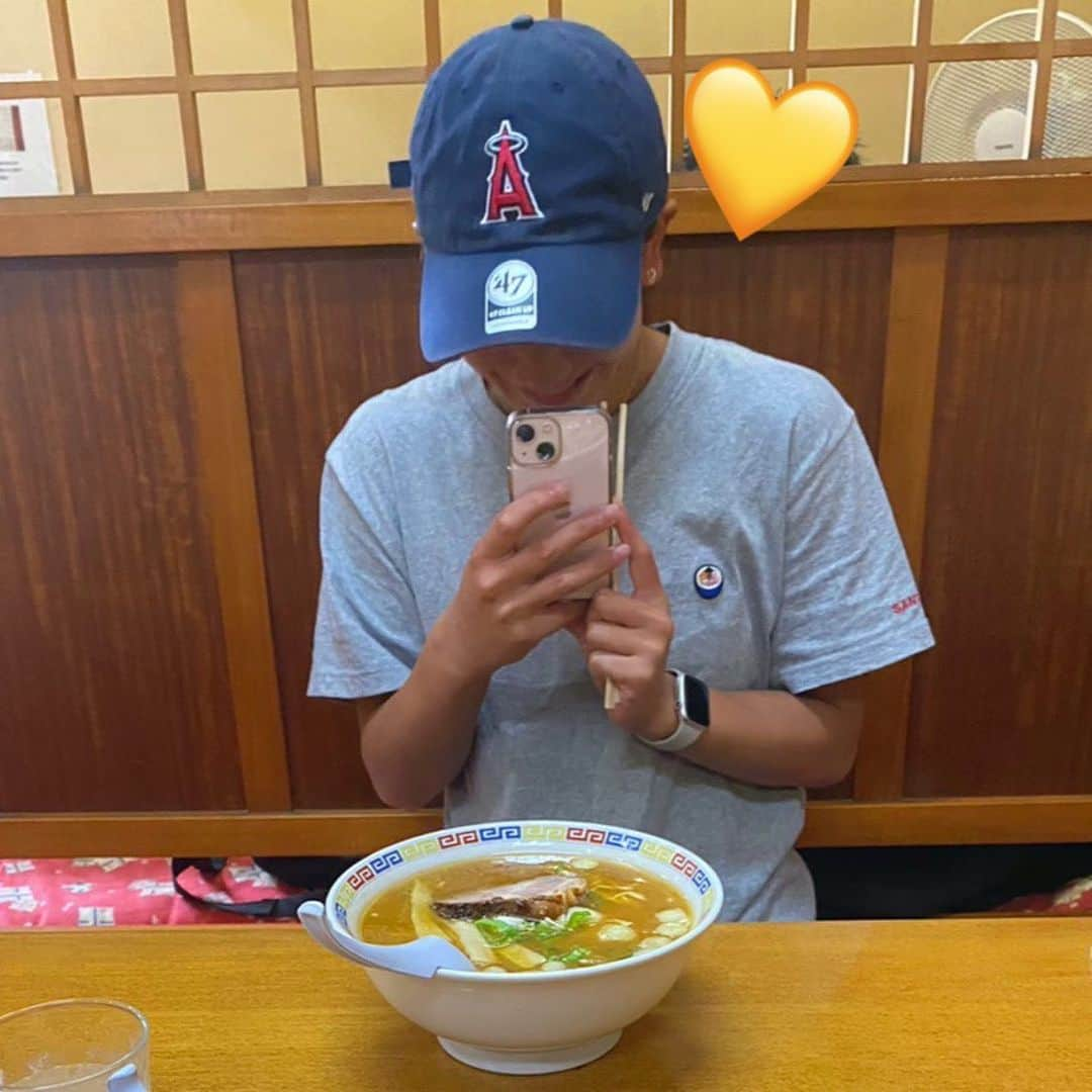 坂口由里香のインスタグラム：「.  7月11日はラーメンの日らしい🍜 ラーメン大好き💛 Tシャツもラーメン🤫🍜  #7月11日 #ラーメンの日 #山頭火tシャツ」