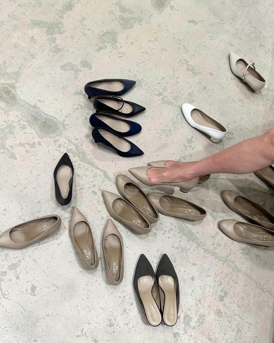 大日方久美子さんのインスタグラム写真 - (大日方久美子Instagram)「・ シューズオーダーって体験したことあるかな？  まだまだポピュラーとは言い難いかもですが これ、体験すると癖になる便利さなの。  靴を選ぶ時、考えるのはデザインだったり、履きやすさだったり、服やバッグに合わせたカラーですよね。  今回オーダーしてきたKASHIYAMAでは、この全てが叶います。  まずはパンプスのデザインは、ポインテッドかラウンド。 サイズは21.5cm〜26cmまでと幅広く準備されていて 木型が変わったことにより履き心地・クッション性・ホールド感がより良くなってたよ！  次にヒールの高さや太さ。 3.5cm・5.5cm・7.5cmの3種類から選べます。  そして右と左のサイズも変えられます！！←これには感動した！  これぞオーダーシューズって感じ！左右でサイズが違う人、きっと少なくはないよね！(私は右足が少し大きい)  更にマテリアルの素材やカラーも豊富で、オプションでヒール部分だけ素材やカラーを変えることも、ストラップを付けてメリージェーンタイプにもできます。(カスタムできるの60万通りですって。)  選べる種類が豊富だから、楽しくて仕方なかったよ！ 悩む可能性があるから、時間に余裕を持って行った方がいいかも。  私は合わせたいネイビーのパンツを穿いて行き それにぴったりなネイビーカラーをオーダーしてきました。  ネイビーって色の種類が沢山あるから 色調が合うネイビー探しが大変だったの。 だから、オーダーできたのが、本当に楽だった！  価格は素材によりますが、¥18000くらい〜なのも試しやすくて良かったです。 ・ ・ #kashiyama #パンプス #オーダーメイド #カシヤマシューズ #オーダーシューズ」7月11日 22時37分 - kumi511976