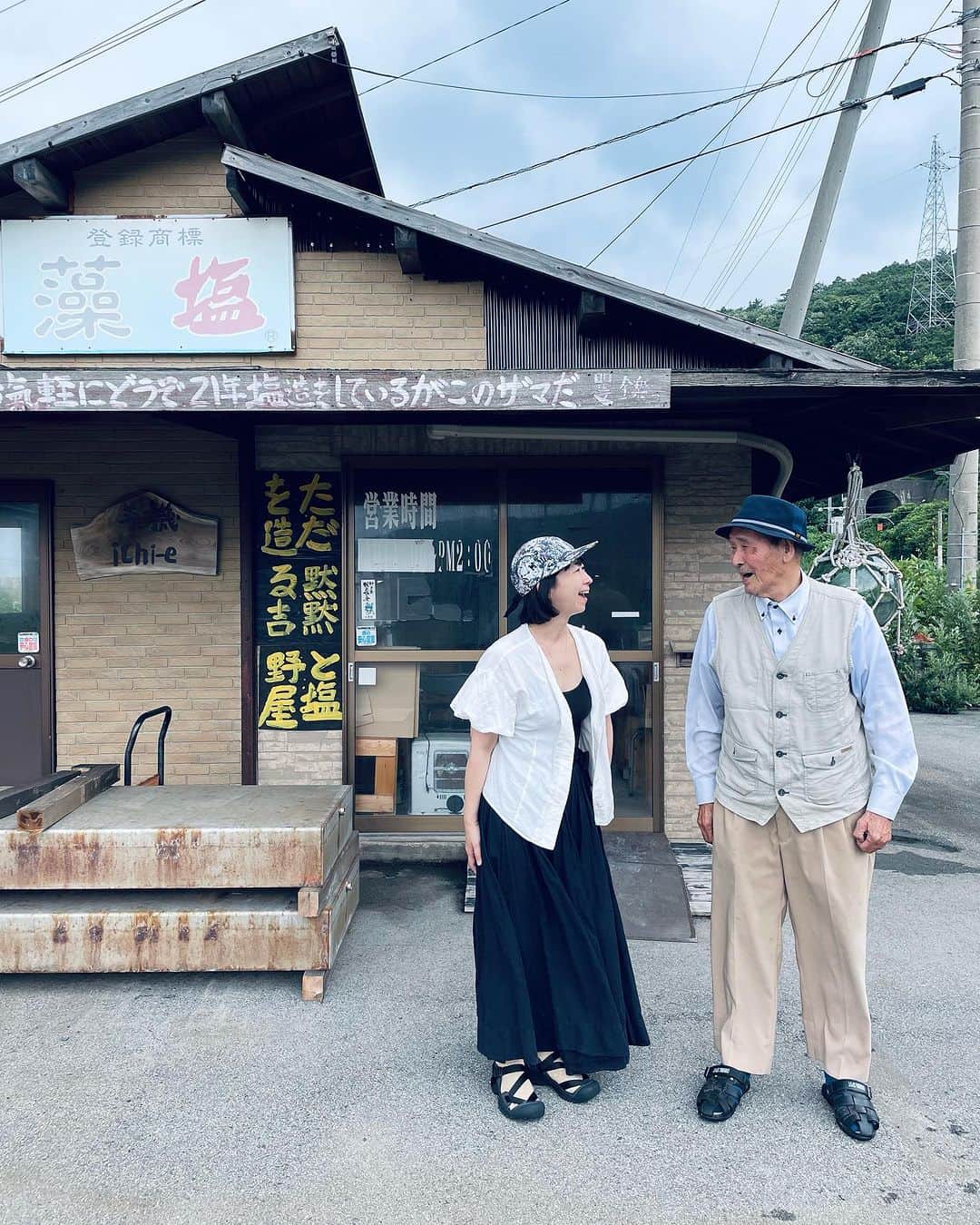 真藤舞衣子のインスタグラム：「私がもう20年近く使っている塩といえば、私の周りの人はよくご存知かと思いますが、佐藤柏さんこと、がんこ親爺の昆布塩なんです。その吉野屋さんへ日帰りで行ってきました。  PLEASEとthisの編集長の北原さんと取材で行ったのですが、朝新潟について乗り換えようとしたら、特急が運休になり急遽救済バスへ乗り換えていくというハプニングが笑  おかげで休憩先の道の駅で野菜を買ったり、ハプニングも楽しまないとね。  佐藤さんと別の道の駅で海鮮丼ごちそうになり、製造場へ案内してもらいました。 炊いているお塩で旨みがあり、えぐみがない、サラッと甘いお塩は佐藤さんにしか作れない技術。  実はパッケージも似たようなお塩がこの近隣にたくさんあるのですが、味を比べると一目瞭然、全くの別物なんです。 と言っても今は佐藤さんのお塩、販売はしていないのが残念。 本当に買えないので、くれぐれもネットで連絡先見つけて電話しないようにしてくださいね。おひとりなのでご迷惑になってしまいます。。。  でもやっとやっと会えて嬉しかったなあ。またちょくちょくと来る予感です。 85歳お元気でなにより！ありがとうございました！  #北原さんCHANELのトートバッグに大量のネギ笑 #帰りの駅のホームが夏の終わり感 #まだ夏始まったばかりなのに #今日も新幹線呑み #keen」