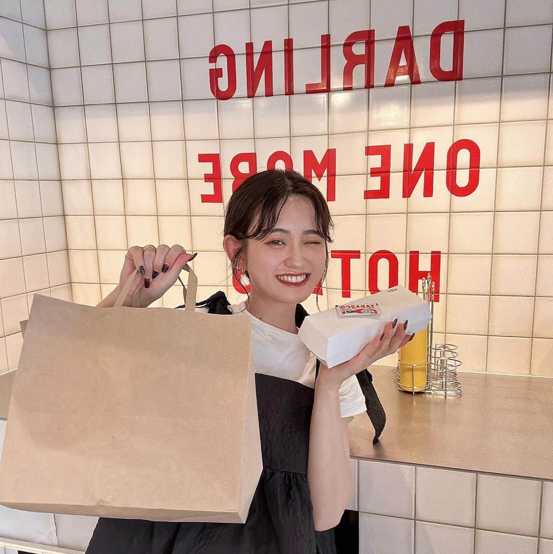 のインスタグラム：「打ち合わせ終わりに ホットドッグ🌭屋さんに寄った時の ルンルンな写真🤤❤️❤️❤️  @hotdog_doh   このお店､仕事でお世話になっていた方がやっていて マネージャーときいちゃんとお邪魔してきた🫣🔥  アメリカン🇺🇸🗽な内装が可愛かったのと ボリューミーなホットドッグが激激うまうまでした💪🏼 妊娠中､体重増加気にしてる私にとって 危険なウマさだった…笑😤💓  #ホットドッグ #カフェ #表参道カフェ #表参道ランチ #表参道ランチ #ランチ #男の子ママ #ママコーデ #コーディネート」