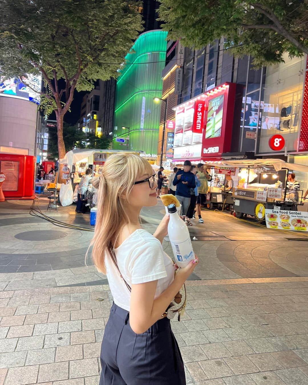 湯上響花のインスタグラム：「•*¨*•.¸¸♬︎ 先月行った明洞の屋台楽しかった♡♪ 手に持ってるのはホットクとマッコリ🤣🩵 屋台飯と言えばじゃがバターなんだけどみんなは？🧈」