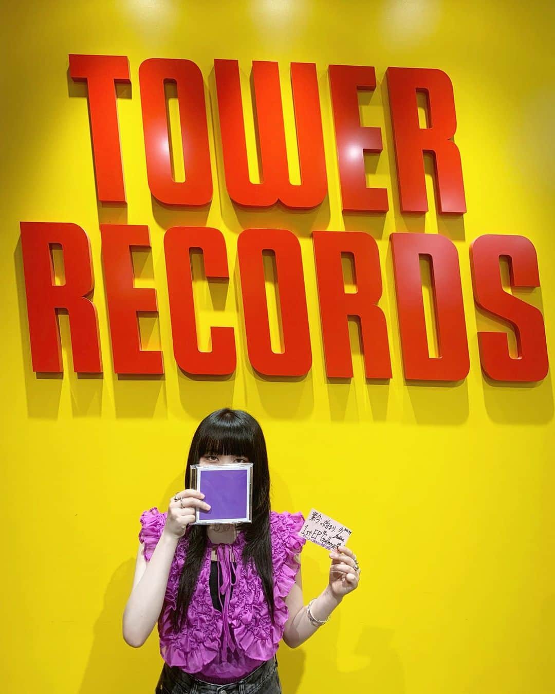 紫今のインスタグラム：「@tower_nuchaya  タワーレコード梅田NU茶屋町店さんに お邪魔してきました🖋  ありがとうございます🟣」