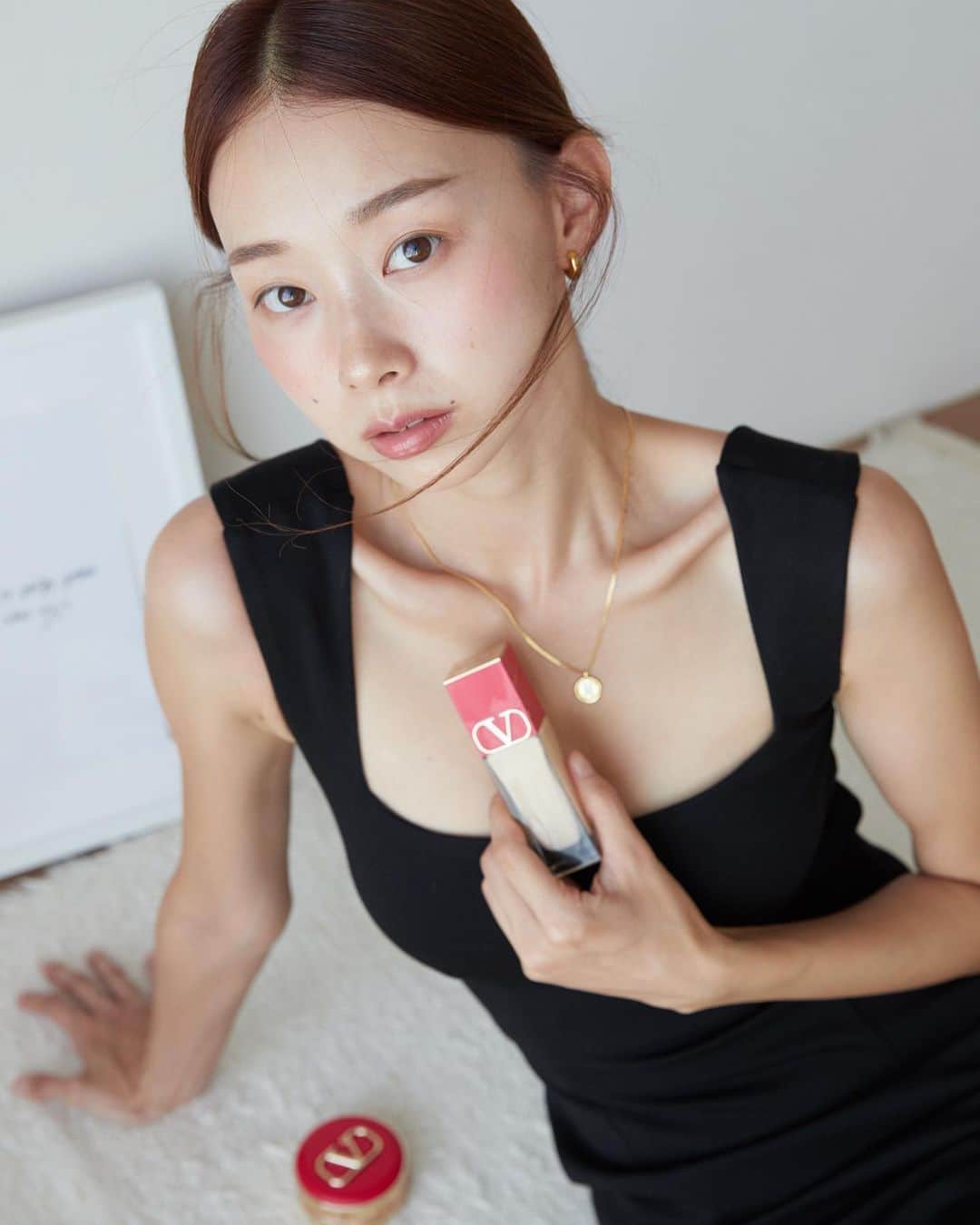 のインスタグラム：「時髦又好用的粉底再+1  聽說VALENTINO BEAUTY 7月中下旬要於信義新光三越A8 高調！強勢！登台😆  完全超乎預期的好用！ 不在台北的朋友也不用擔心 因為官網通通都可以買得到～  ■高訂輕透氣墊粉餅 我覺得適合油肌-中性肌-混合偏油 薄透自然會透出高級裸光 遮瑕力屬於中高等級 少量多次的上妝會更服貼 雙角粉撲一邊是超柔軟絨毛 可以較容易塗抹到細微區塊  如果像我一樣平常習慣用粉底刷上妝的 也可以直接用刷子沾取裡面的粉底 上妝妝感是差不多的😆 氣墊粉撲可以帶出門補妝時派上用處   而且專為亞洲女性調配全5色yo😎  另外 ■高訂輕透粉底液 獨家的「輕透微粒粉體」 重量只有一般粉底的三分之一 難怪上到臉上覺得超貼 真的像自己皮膚一樣自然😍 很輕薄之外 遮瑕也是有的～ 像我黑眼圈不深的 直接用這個粉底就搞定 不需要另外遮瑕膏 鼻翼泛紅可以遮個7成 很自然很喜歡😎  我感覺它上妝很快成膜 所以上妝時記得快狠準的分區上 即使現在超悶熱天氣 運動完爆汗 壓掉汗時衛生紙上沒有粉痕 爆汗完也感覺底妝都還在🥺 而且即使吹冷氣也不會乾裂  乾肌使用小Tips 可以在粉底液裡加1、2滴保養油 妝就可以服服貼貼一整天😎  這個粉底推推👏🏻👏🏻   第一個無修圖無濾鏡AD 就獻給 #valentinobeauty 了😎  現在 VALENTINO BEAUTY 官網已經開啟囉！ 即刻註冊官網會員享免運優惠  下單再享VALENTINO高訂入會禮 買任2件單品 輸碼『VLTNGIFT』還能再享有高級禮盒包裝 快去官網逛逛吧🛍   #我潮我酷我高調 #valentinobeautytw」
