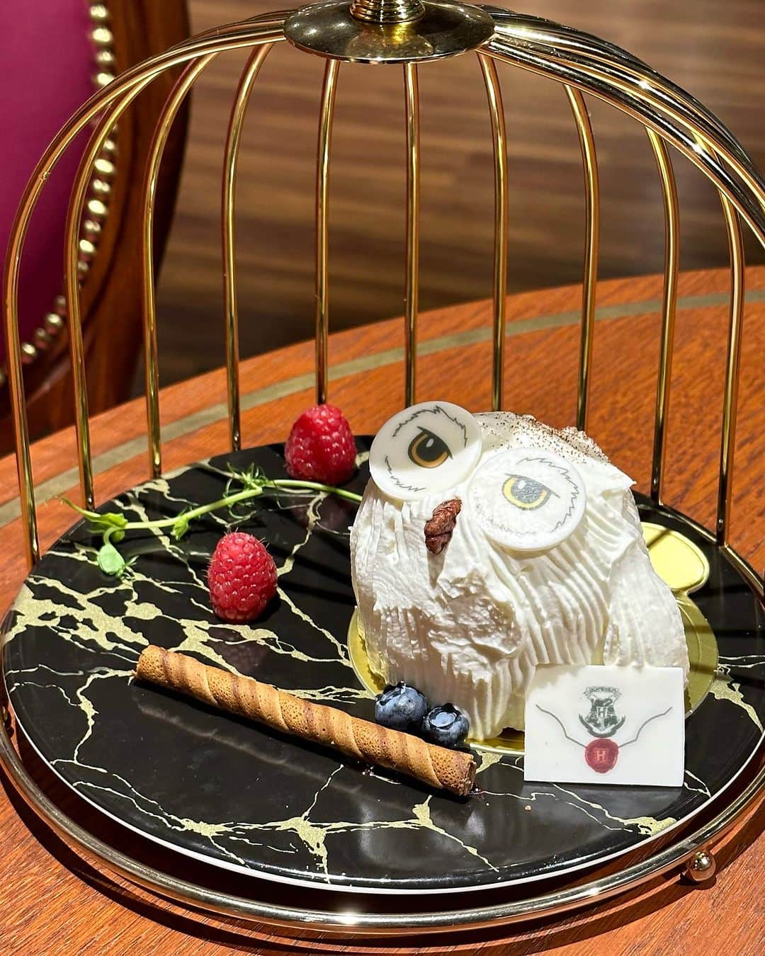浅井麻里さんのインスタグラム写真 - (浅井麻里Instagram)「🏰スタジオツアー東京⚡️ハリーポッター🏰 ⁡ ヘドウィグのケーキ♥️🦉 ⁡ ケーキとケーキに付いてる封筒(クッキー)に見立てて、 私物のヘドウィグスリーブと ホグワーツへの招待状パスケースを並べてみた♬ ⁡ 2枚目は、おふざけ💕🤣（笑） ⁡ 最後にヘドウィグケーキを切ってる動画あるよ✨🎥 ⁡ このケーキは、スタジオツアー東京の中間地点にある 「バックロットカフェ」で食べられます❤️🍰 ⁡ 🦉ヘドウィグケーキ ¥1,500 ストロベリー、バナナ、カスタードクリームを スポンジでサンドしたケーキ🍰 封筒のクッキー付き💌 ⁡ ⁡ 💫スタジオツアー東京 @wbtourtokyo 東京都練馬区春日町1-1-7 🚃豊島園駅から徒歩約2分 🎫チケット事前購入制 大人チケット ¥6,300  中人チケット ¥5,200 小人チケット ¥3,800 ＊デジタルガイドとガイドブックを含む、 スタジオツアーパッケージも別途あり ⁡ ⁡ #ハリーポッター #ハリポタツアー #ワーナーブラザーススタジオツアー東京 #スタジオツアー東京 #スタジオツアー #harrypotter #WBtourtokyo #studiotourtokyo #harrypottertour #ハリポタ #ホグワーツ #hogwarts #ポタツア #ハリーポッタースタジオツアー #ハリーポッタースタジオ #ヘドウィグ #バックロットカフェ #ヘドウィグケーキ #hedwig #映えスイーツ #ホグワーツ #メイキングオブハリーポッター #warnerbrothersstudiotour #warnerbrothersstudiotourtokyo #ハリーポッターカフェ #ワーナーブラザーズスタジオツアー #warnerbrosstudiotour #ハリポタカフェ」7月11日 22時56分 - mari_asai_625