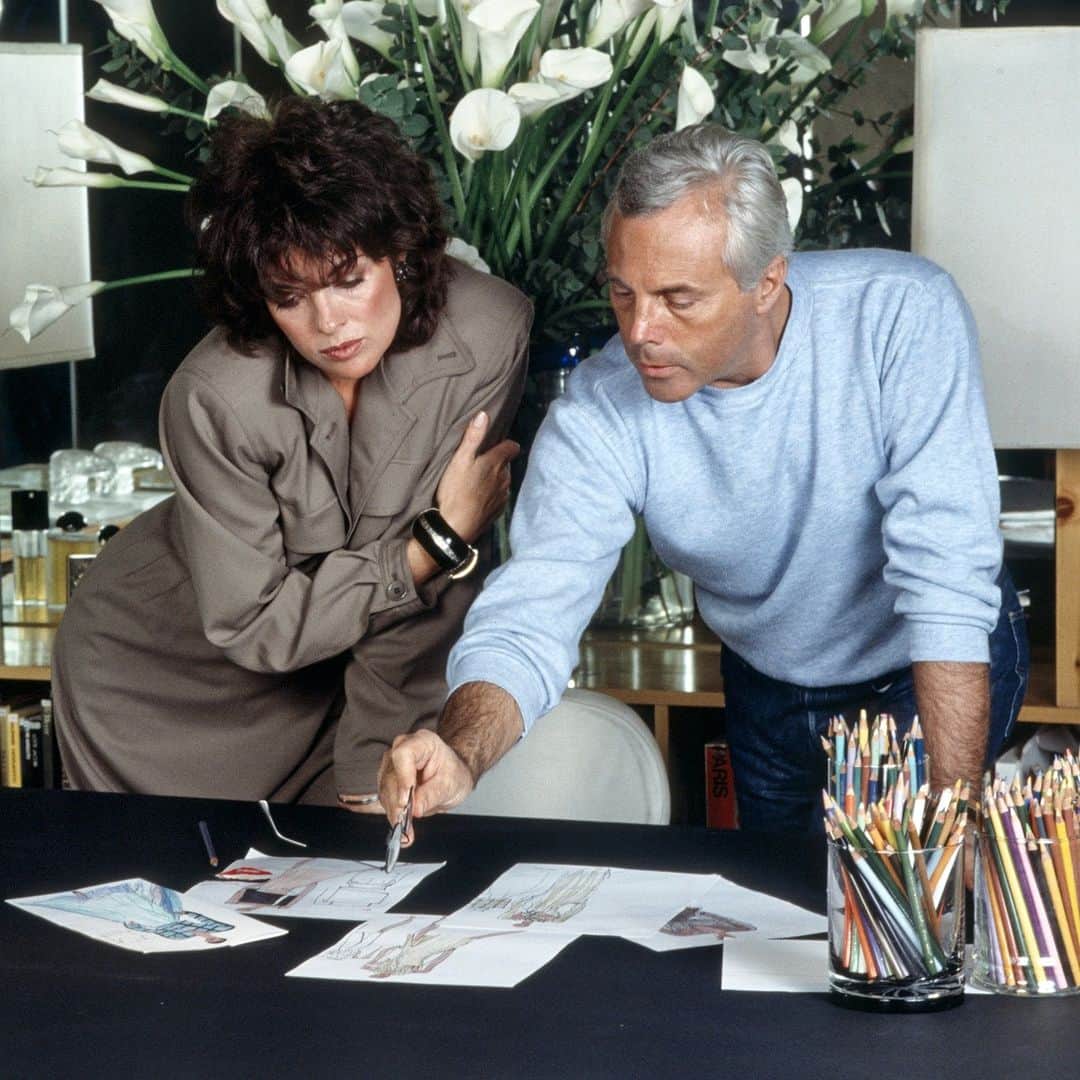 ELLE Germanyのインスタグラム：「Der Designer bei der Arbeit: Giorgio Armani 1983 mit Linda Gray. Happy Birthday!   Credit: Getty Images #giorgioarmani #armani」