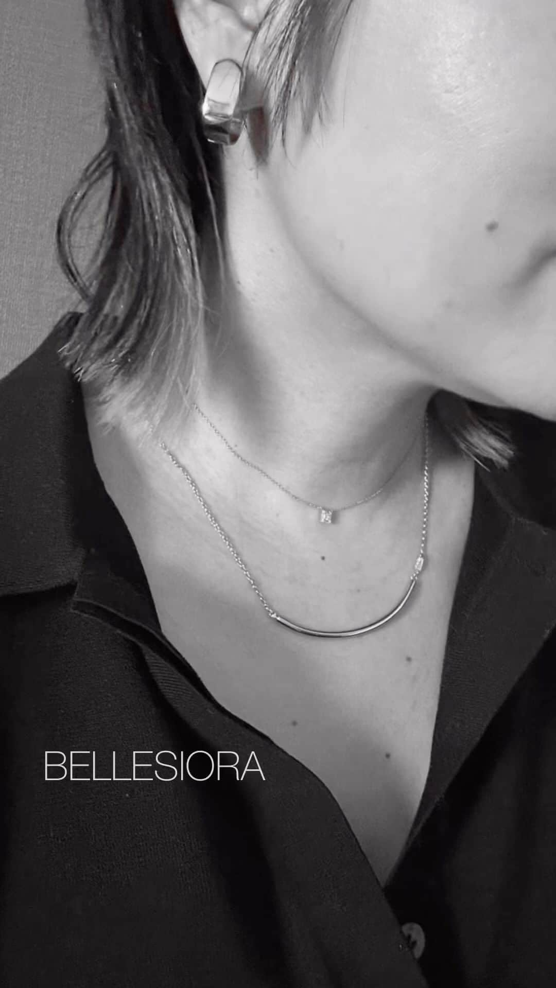 望月律子のインスタグラム：「『BELLESIORA』のバーネックレス。 シンプルでいてしっかりと存在感がある。 こんなネックレスがずっと欲しかった。  私にとってジュエリーは、毎日服に合わせて最後にコーディネイトしていく仕上げの大切なアイテム。 これからよろしくね、と言いたくなるような…そんなネックレス。 @bellesiora_official  #ベルシオラ#ジュエリー#大人の魅力アップ#こだわりのジュエリー#バーネックレス#お気に入り」