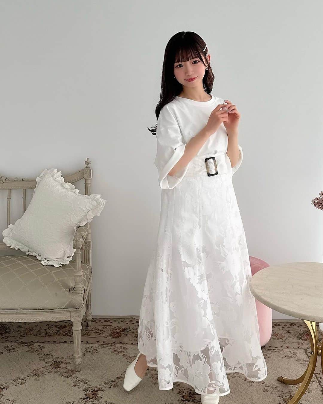 畑美紗起さんのインスタグラム写真 - (畑美紗起Instagram)「お洋服ゲットしてくれたみなさんありがとう👗♡  ぜひ投稿などしてくれたらうれしいです∩^ω^∩  これはTシャツとスカートで合わせてみたコーデ🤍☁️ いかにも汚れそうなホワイト×ホワイトがすき😂  まだ販売中なのでよかったらぜひゲットしてね🐰  ♡オーガンジースカート ¥9,000(税込)  Off White / Black   ♡ロゴ刺繍入りTシャツ ¥7,900(税込) Off White / Black ※メンズサイズです  #畑美紗起 #スカート #コーデ #夏コーデ #コーディネート #夏 #ファッション #ファッションコーデ #春コーデ #私服 #fashion #blouse #skirt #coordinate #me #shooting #fashionblogger #fashionista #ootd #japanesegirl #coordinate」7月11日 22時55分 - miiicha_0327