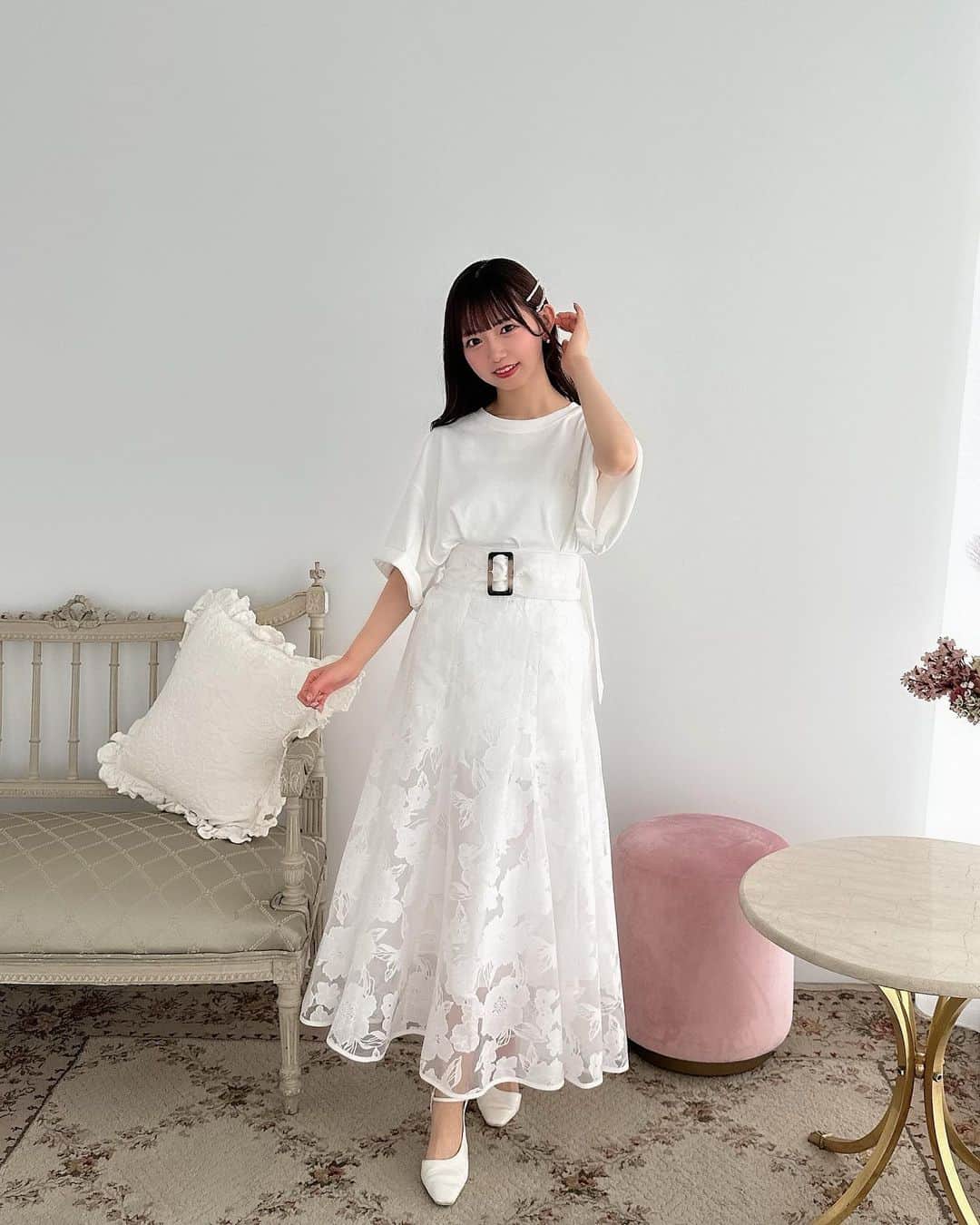 のインスタグラム：「お洋服ゲットしてくれたみなさんありがとう👗♡  ぜひ投稿などしてくれたらうれしいです∩^ω^∩  これはTシャツとスカートで合わせてみたコーデ🤍☁️ いかにも汚れそうなホワイト×ホワイトがすき😂  まだ販売中なのでよかったらぜひゲットしてね🐰  ♡オーガンジースカート ¥9,000(税込)  Off White / Black   ♡ロゴ刺繍入りTシャツ ¥7,900(税込) Off White / Black ※メンズサイズです  #畑美紗起 #スカート #コーデ #夏コーデ #コーディネート #夏 #ファッション #ファッションコーデ #春コーデ #私服 #fashion #blouse #skirt #coordinate #me #shooting #fashionblogger #fashionista #ootd #japanesegirl #coordinate」