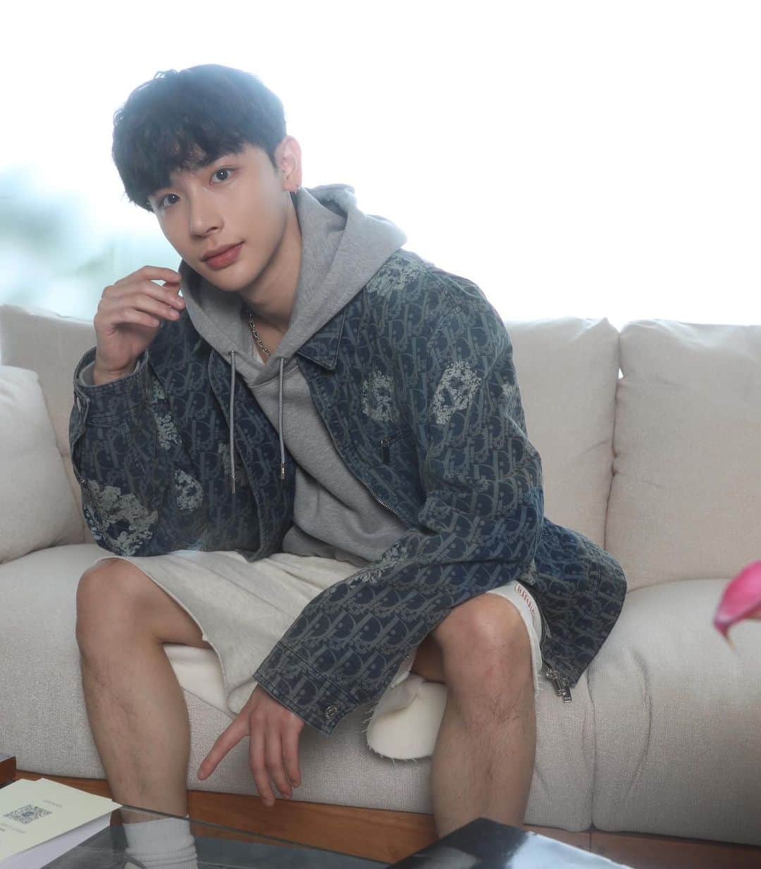 よしあきさんのインスタグラム写真 - (よしあきInstagram)「明日から開催する #DIORTEARS のポップアップストアに行ってきました🌿🎷  Denim Tearsの創設者でSupremeのクリエイティブディレクターでもあるトレマイン・エモリーをゲストデザイナーに迎えたコレクション。僕の衣装もストリート要素がいつもよりあってお気に入り🫶🏻  上品なアイテムも沢山あって、ニューオリンズのジャズを感じさせるビーズを使ったスタジャンの繊細な組み合わせに目が惹かれました。皆さんもぜひ行ってみてくださいね！ @DIOR @MrKimJones #DIORTEARS #supportedbydior」7月11日 22時55分 - yooshiakiii