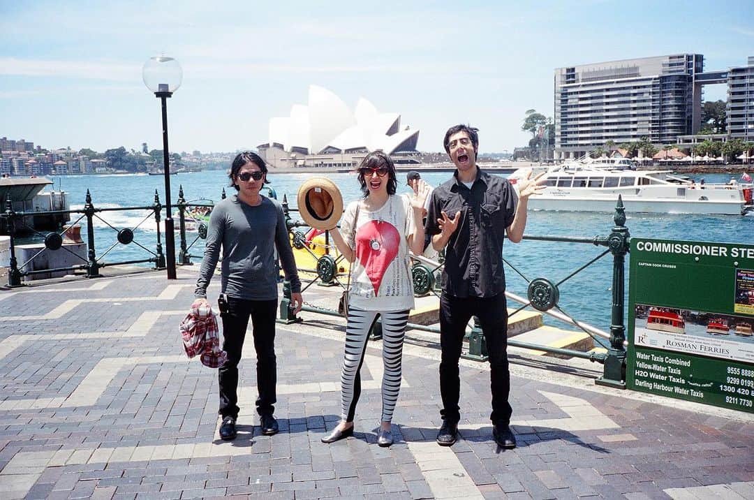 ヤー・ヤー・ヤーズさんのインスタグラム写真 - (ヤー・ヤー・ヤーズInstagram)「We are so psyched to get back to you Australia! The countdown is ON. Also where is best to meet a wombat?  Some mems from 2002-2009 via @little_vampire  🐨❤️🇦🇺❤️🐨」7月12日 8時24分 - yeahyeahyeahs
